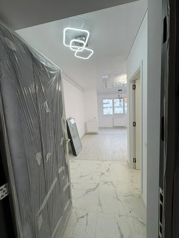 Garsoniera Militari Str Tineretului - TVA INCLUS !! Vă prezentăm o garsonieră deosebită, situată în cartierul Militari Residence, într-un bloc modern cu regim de înălțime P+6, poziționat strategic pentru a vă oferi confort și accesibilitate. Detalii proprietate: - Tip: Garsonieră - Termen de finalizare: martie 2026 - Locație: Militari Residence strada Tineretului Avantaje: - Bloc nou, construit cu materiale de calitate, garantând un standard ridicat de confort. - Poziție excelentă, în imediata apropiere a mijloacelor de transport în comun, pentru o deplasare facilă către orice zonă a orașului. - Acces rapid la instituții educaționale (școli publice), centre comerciale, supermarketuri și mall-uri. - Zonă liniștită, ideală pentru locuit sau investiție. Acum este momentul să achiziționați locuința visurilor dumneavoastră! Contactați-ne pentru mai multe detalii și programarea unei vizionări. }}