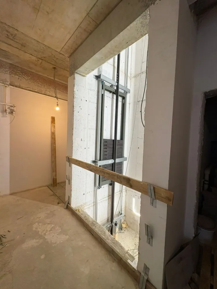 Garsoniera Militari Str Tineretului - TVA INCLUS !! Vă prezentăm o garsonieră deosebită, situată în cartierul Militari Residence, într-un bloc modern cu regim de înălțime P+6, poziționat strategic pentru a vă oferi confort și accesibilitate. Detalii proprietate: - Tip: Garsonieră - Termen de finalizare: martie 2026 - Locație: Militari Residence strada Tineretului Avantaje: - Bloc nou, construit cu materiale de calitate, garantând un standard ridicat de confort. - Poziție excelentă, în imediata apropiere a mijloacelor de transport în comun, pentru o deplasare facilă către orice zonă a orașului. - Acces rapid la instituții educaționale (școli publice), centre comerciale, supermarketuri și mall-uri. - Zonă liniștită, ideală pentru locuit sau investiție. Acum este momentul să achiziționați locuința visurilor dumneavoastră! Contactați-ne pentru mai multe detalii și programarea unei vizionări. }}