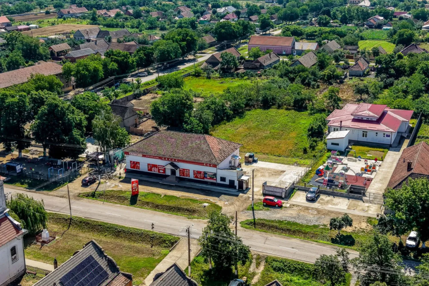Oportunitate investiție – Spațiu comercial închiriat – Secusigiu - Se oferă spre vânzare o proprietate cu destinație comercială, ideală pentru investiție sigură, situată în localitatea Secusigiu, într-o zonă centrală cu vad excelent.

Imobilul este amplasat pe strada principală, în imediata apropiere a Primăriei, pieței, grădiniței și a două biserici – zonă cu trafic constant pietonal și auto.

📌 Detalii proprietate:
Suprafață construită: 332 mp
Teren total: 2.667 mp
Amplasare: stradă principală, zonă centrală
Acces facil și vizibilitate foarte bună

🏪 Investiție sigură:

Proprietatea este închiriată către un brand național puternic, ceea ce oferă:
venit pasiv imediat
contract de închiriere existent
stabilitate și risc redus

💰 Avantaje:
Chiriaș solid
Locație cu flux constant de clienți
Randament stabil pe termen lung

O oportunitate rară de investiție imobiliară cu venit imediat, amplasată strategic în centrul localității Secusigiu.

Preț listare: 150,000 €
Detalii & vizionare: 0742 267 773

Andreea Szuchanszki