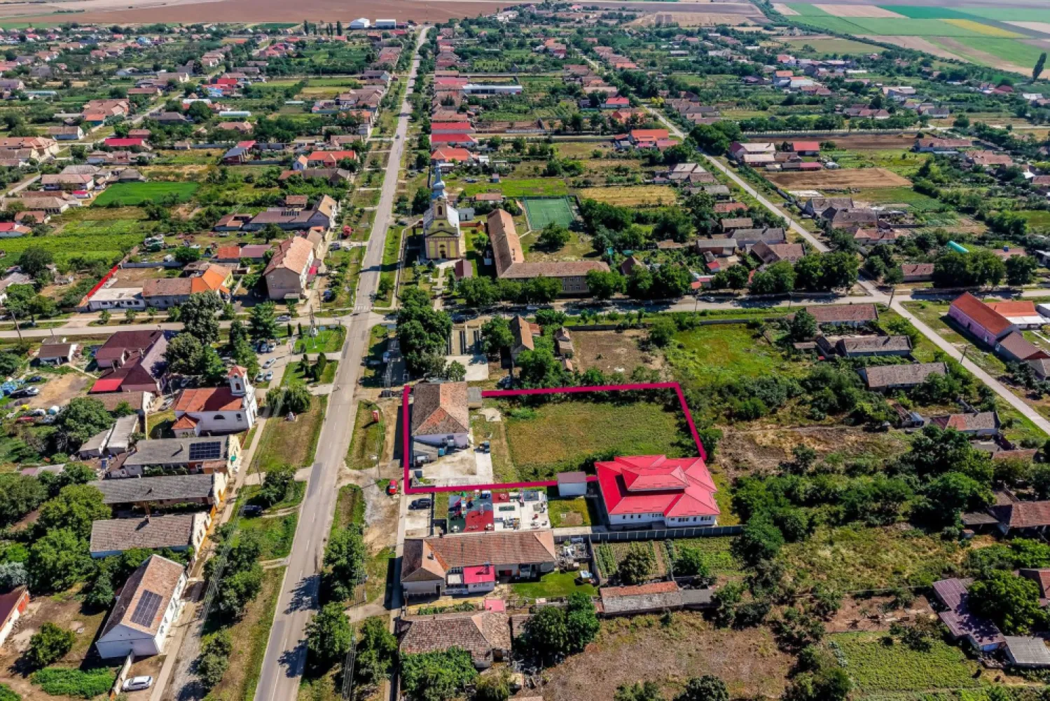 Oportunitate investiție – Spațiu comercial închiriat – Secusigiu - Se oferă spre vânzare o proprietate cu destinație comercială, ideală pentru investiție sigură, situată în localitatea Secusigiu, într-o zonă centrală cu vad excelent.

Imobilul este amplasat pe strada principală, în imediata apropiere a Primăriei, pieței, grădiniței și a două biserici – zonă cu trafic constant pietonal și auto.

📌 Detalii proprietate:
Suprafață construită: 332 mp
Teren total: 2.667 mp
Amplasare: stradă principală, zonă centrală
Acces facil și vizibilitate foarte bună

🏪 Investiție sigură:

Proprietatea este închiriată către un brand național puternic, ceea ce oferă:
venit pasiv imediat
contract de închiriere existent
stabilitate și risc redus

💰 Avantaje:
Chiriaș solid
Locație cu flux constant de clienți
Randament stabil pe termen lung

O oportunitate rară de investiție imobiliară cu venit imediat, amplasată strategic în centrul localității Secusigiu.

Preț listare: 150,000 €
Detalii & vizionare: 0742 267 773

Andreea Szuchanszki