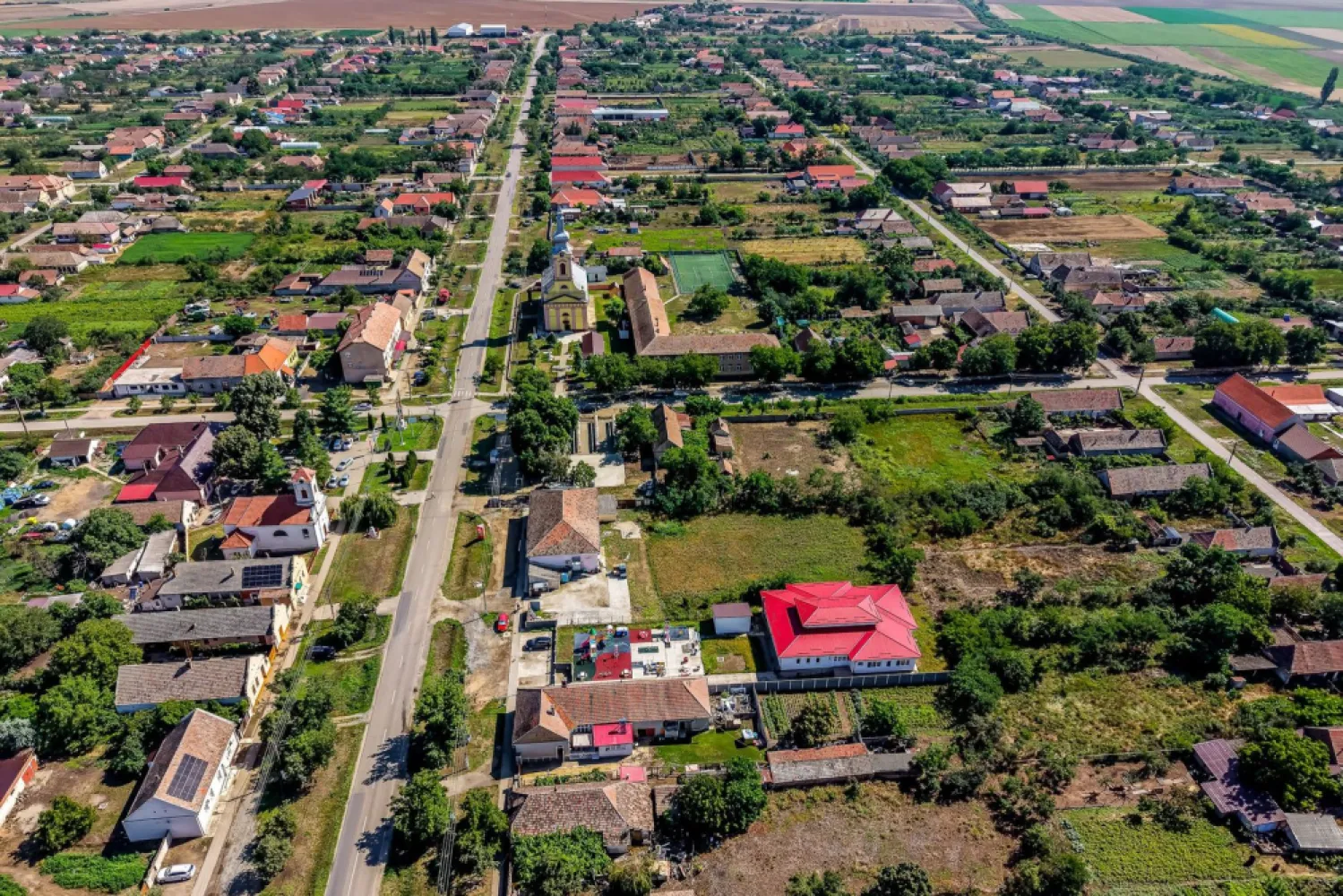 Oportunitate investiție – Spațiu comercial închiriat – Secusigiu - Se oferă spre vânzare o proprietate cu destinație comercială, ideală pentru investiție sigură, situată în localitatea Secusigiu, într-o zonă centrală cu vad excelent.

Imobilul este amplasat pe strada principală, în imediata apropiere a Primăriei, pieței, grădiniței și a două biserici – zonă cu trafic constant pietonal și auto.

📌 Detalii proprietate:
Suprafață construită: 332 mp
Teren total: 2.667 mp
Amplasare: stradă principală, zonă centrală
Acces facil și vizibilitate foarte bună

🏪 Investiție sigură:

Proprietatea este închiriată către un brand național puternic, ceea ce oferă:
venit pasiv imediat
contract de închiriere existent
stabilitate și risc redus

💰 Avantaje:
Chiriaș solid
Locație cu flux constant de clienți
Randament stabil pe termen lung

O oportunitate rară de investiție imobiliară cu venit imediat, amplasată strategic în centrul localității Secusigiu.

Preț listare: 150,000 €
Detalii & vizionare: 0742 267 773

Andreea Szuchanszki