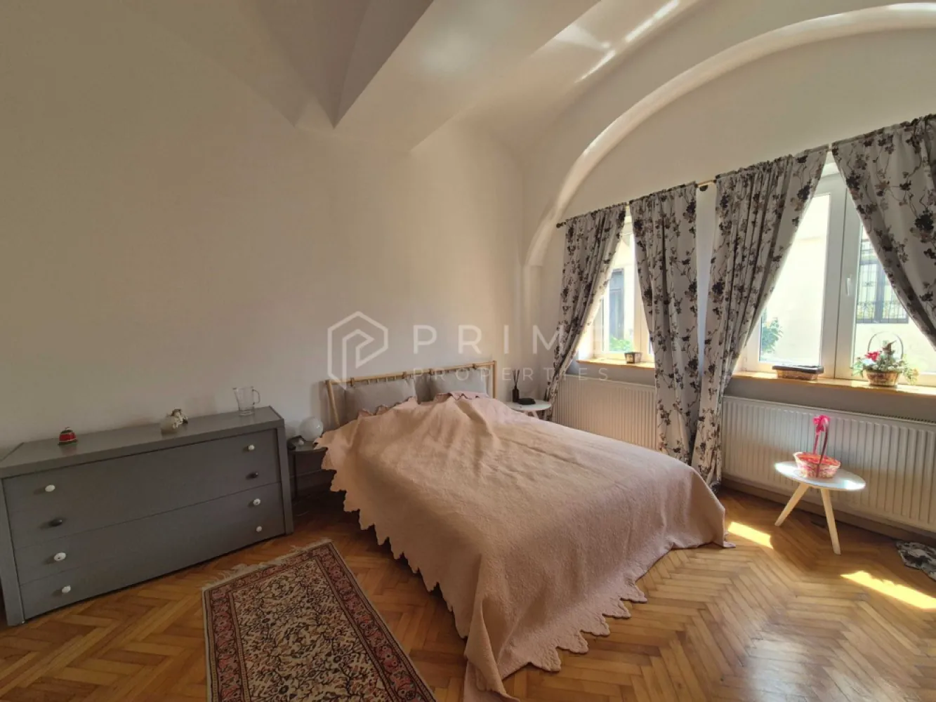 Apartament cu 2 camere de închiriat Ultracentral - Vă oferim spre închiriere un apartament cochet și primitor, situat într-o locație privilegiată pe strada Bolyai. Această locuință reprezintă soluția ideală pentru persoanele care apreciază viața în inima orașului, fiind la doar câțiva pași de principalele restaurante, facilități culturale și stații de transport, oferind totodată liniștea necesară unui cămin relaxant.

Detalii proprietate:

Suprafață: Aproximativ 50 mp.

Compartimentare: 2 camere și bucătărie separată.

Poziționare: Parter, oferind acces facil și rapid.

Dotări: Complet mobilat și utilat, gata pentru ocupare imediată.

Confort și facilități:

Confort termic: Centrală termică proprie și ferestre termopan pentru eficiență și izolare.

Spațiu util: Apartamentul dispune de un dressing generos și ingenios organizat, dotat atât cu mașină de spălat rufe, cât și cu uscător de rufe, pentru un plus de confort.

Condiții de închiriere:

Preț: 450 Euro / lună + utilități.

Garanție: Echivalentul a două luni de chirie.

Politică: Din respect pentru calitatea spațiului, fumatul în interior nu este permis.

Această proprietate este o alegere excelentă pentru cei care caută un stil de viață dinamic, fără a face compromisuri la capitolul confort.

Promisiunea Prime Properties:
Vă oferim siguranță, transparență și servicii impecabile pe tot parcursul drumului către casa ideală. Dacă această proprietate nu corespunde nevoilor dumneavoastră, lăsați-ne să găsim alternativa potrivită stilului dumneavoastră de viață.