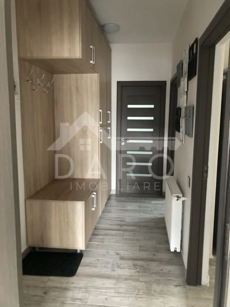 🏡 Apartament 2 camere mobilat | Parcare inclusă | Calea Voinicenilor - 🏡 Apartament 2 camere de vânzare | Calea Voinicenilor | Parcare inclusă Se vinde apartament cu 2 camere, situat pe Calea Voinicenilor, în apropiere de sediul Cis Gaz. Suprafață: 54 mp + balcon Etaj: parter din 2 An construcție: 2018 Compartimentare: living, bucătărie, hol, dormitor, baie Mobilat și utilat complet (exceptând elementele de decor) 1 loc de parcare în curte inclus 🏘️ Blocul este amplasat într-o curte privată, complet închisă, cu: acces securizat prin poartă automatizată monitorizare video magazie comună pentru proprietari }}