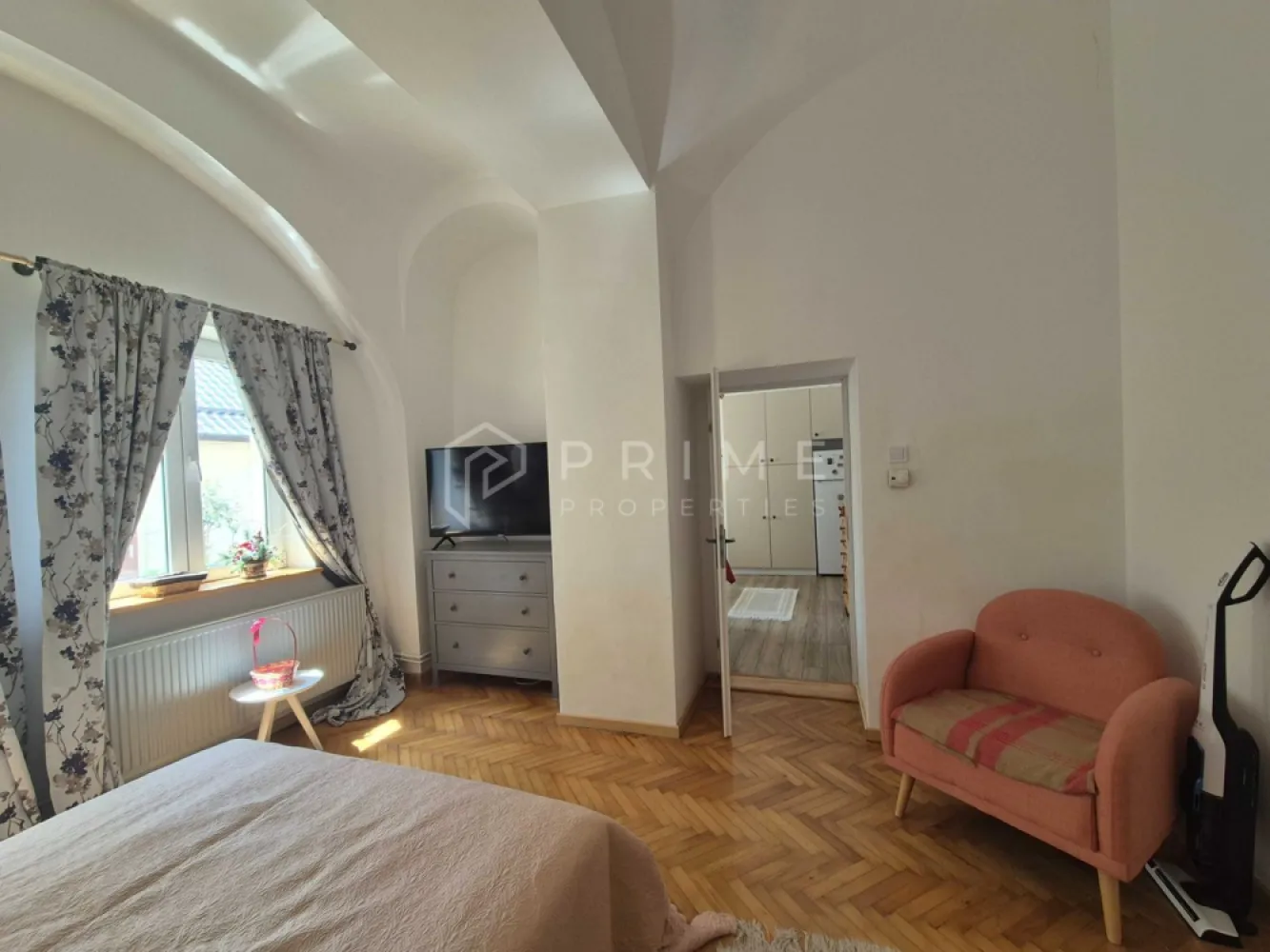 Apartament cu 2 camere de închiriat Ultracentral - Vă oferim spre închiriere un apartament cochet și primitor, situat într-o locație privilegiată pe strada Bolyai. Această locuință reprezintă soluția ideală pentru persoanele care apreciază viața în inima orașului, fiind la doar câțiva pași de principalele restaurante, facilități culturale și stații de transport, oferind totodată liniștea necesară unui cămin relaxant.

Detalii proprietate:

Suprafață: Aproximativ 50 mp.

Compartimentare: 2 camere și bucătărie separată.

Poziționare: Parter, oferind acces facil și rapid.

Dotări: Complet mobilat și utilat, gata pentru ocupare imediată.

Confort și facilități:

Confort termic: Centrală termică proprie și ferestre termopan pentru eficiență și izolare.

Spațiu util: Apartamentul dispune de un dressing generos și ingenios organizat, dotat atât cu mașină de spălat rufe, cât și cu uscător de rufe, pentru un plus de confort.

Condiții de închiriere:

Preț: 450 Euro / lună + utilități.

Garanție: Echivalentul a două luni de chirie.

Politică: Din respect pentru calitatea spațiului, fumatul în interior nu este permis.

Această proprietate este o alegere excelentă pentru cei care caută un stil de viață dinamic, fără a face compromisuri la capitolul confort.

Promisiunea Prime Properties:
Vă oferim siguranță, transparență și servicii impecabile pe tot parcursul drumului către casa ideală. Dacă această proprietate nu corespunde nevoilor dumneavoastră, lăsați-ne să găsim alternativa potrivită stilului dumneavoastră de viață.