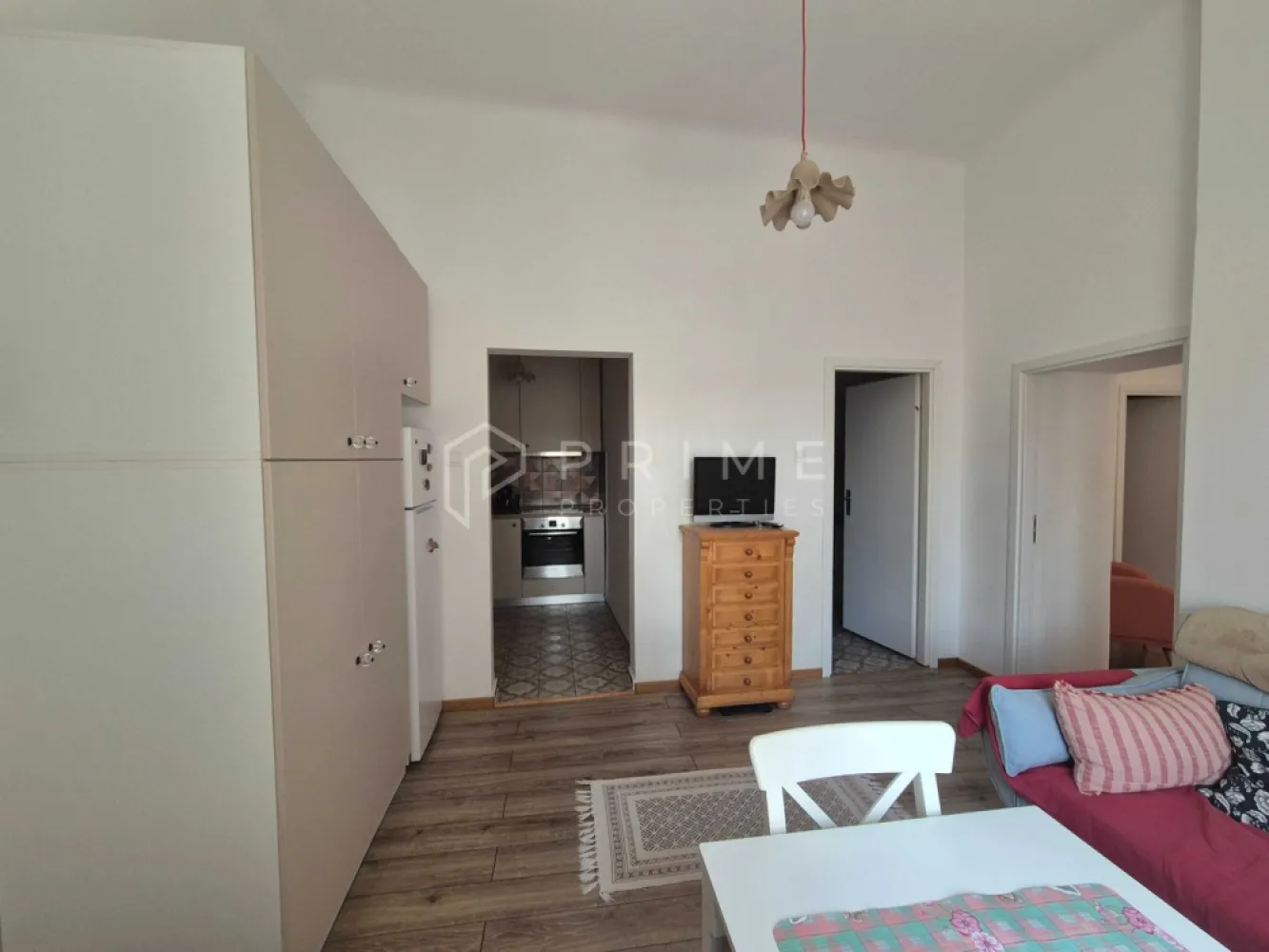 Apartament cu 2 camere de închiriat Ultracentral - Vă oferim spre închiriere un apartament cochet și primitor, situat într-o locație privilegiată pe strada Bolyai. Această locuință reprezintă soluția ideală pentru persoanele care apreciază viața în inima orașului, fiind la doar câțiva pași de principalele restaurante, facilități culturale și stații de transport, oferind totodată liniștea necesară unui cămin relaxant.

Detalii proprietate:

Suprafață: Aproximativ 50 mp.

Compartimentare: 2 camere și bucătărie separată.

Poziționare: Parter, oferind acces facil și rapid.

Dotări: Complet mobilat și utilat, gata pentru ocupare imediată.

Confort și facilități:

Confort termic: Centrală termică proprie și ferestre termopan pentru eficiență și izolare.

Spațiu util: Apartamentul dispune de un dressing generos și ingenios organizat, dotat atât cu mașină de spălat rufe, cât și cu uscător de rufe, pentru un plus de confort.

Condiții de închiriere:

Preț: 450 Euro / lună + utilități.

Garanție: Echivalentul a două luni de chirie.

Politică: Din respect pentru calitatea spațiului, fumatul în interior nu este permis.

Această proprietate este o alegere excelentă pentru cei care caută un stil de viață dinamic, fără a face compromisuri la capitolul confort.

Promisiunea Prime Properties:
Vă oferim siguranță, transparență și servicii impecabile pe tot parcursul drumului către casa ideală. Dacă această proprietate nu corespunde nevoilor dumneavoastră, lăsați-ne să găsim alternativa potrivită stilului dumneavoastră de viață.