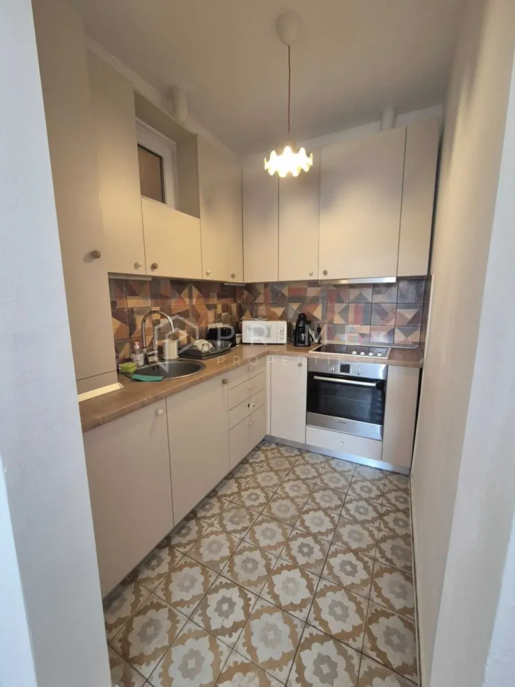 Apartament cu 2 camere de închiriat Ultracentral - Vă oferim spre închiriere un apartament cochet și primitor, situat într-o locație privilegiată pe strada Bolyai. Această locuință reprezintă soluția ideală pentru persoanele care apreciază viața în inima orașului, fiind la doar câțiva pași de principalele restaurante, facilități culturale și stații de transport, oferind totodată liniștea necesară unui cămin relaxant.

Detalii proprietate:

Suprafață: Aproximativ 50 mp.

Compartimentare: 2 camere și bucătărie separată.

Poziționare: Parter, oferind acces facil și rapid.

Dotări: Complet mobilat și utilat, gata pentru ocupare imediată.

Confort și facilități:

Confort termic: Centrală termică proprie și ferestre termopan pentru eficiență și izolare.

Spațiu util: Apartamentul dispune de un dressing generos și ingenios organizat, dotat atât cu mașină de spălat rufe, cât și cu uscător de rufe, pentru un plus de confort.

Condiții de închiriere:

Preț: 450 Euro / lună + utilități.

Garanție: Echivalentul a două luni de chirie.

Politică: Din respect pentru calitatea spațiului, fumatul în interior nu este permis.

Această proprietate este o alegere excelentă pentru cei care caută un stil de viață dinamic, fără a face compromisuri la capitolul confort.

Promisiunea Prime Properties:
Vă oferim siguranță, transparență și servicii impecabile pe tot parcursul drumului către casa ideală. Dacă această proprietate nu corespunde nevoilor dumneavoastră, lăsați-ne să găsim alternativa potrivită stilului dumneavoastră de viață.