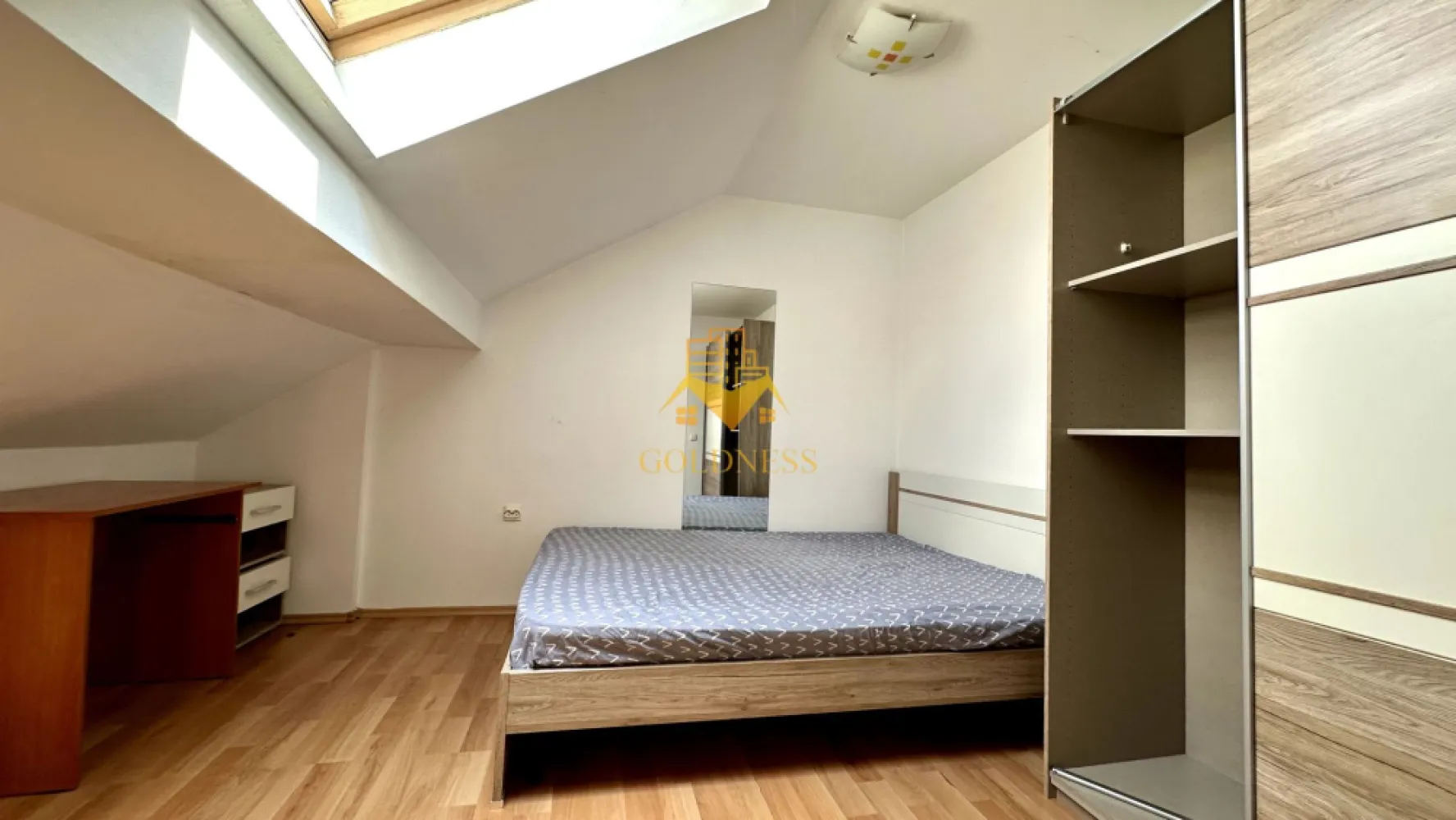 2 camere, Marasti, Dorobantilor, The Office, 21 Dec. Parcare, Centrala - GOLDNESS Imobiliare vă propune spre închiriere un apartament cu 2 camere complet mobilat și utilat, la etajul 3+Mansarda într-un imobil de 3 etaje, în Cartierul Marasti.
Dispune de loc de parcare în curtea blocului cu bariera!
Se află în apropierea stațiilor de transport în comun, magazine, restaurante, spații verzi, farmacii, etc. 

Apartamentul este compartimentat astfel:
 - dormitor cu pat matrimonial, dressing, noptiere
 - dormitor cu canapea extensibilă 
 - bucătărie complet utilată și mobilată, loc de servit masa 
 - baie cu cada, calorifer port prosop și dulap pentru depozitare.

Imobilul este dotat cu toate cele necesare- centrală proprie, frigider, aragaz, hotă, mașină de spălat haine, AC etc. 

Dacă sunteți interesați de acest apartament și doriți să îl vizionați, dar și pentru alte oferte nu ezitați să ne contactați telefonic sau prin e-mail. Vă stăm la dispoziție!
Pentru intermediere se percepe un comision de 50% din prețul chiriei!