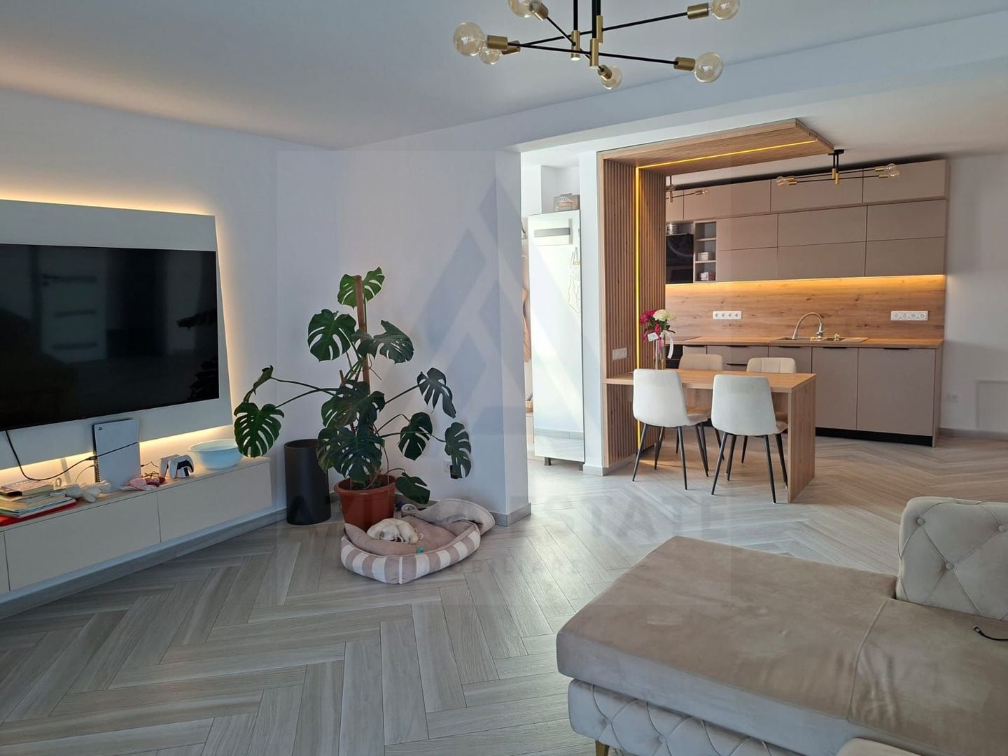 Casa moderna 4 camere 2 bai si curte libera 220 mp pe Calea Cisnadiei