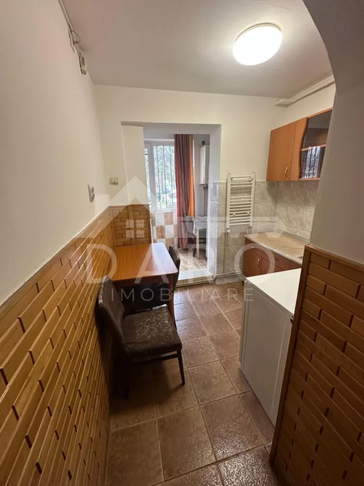 🏠 Ocazie! Apartament 2 camere cu balcon închis - 🏡 Vând apartament 2 camere – cartier Mureșeni, str. Cisnădiei 📐 Suprafață utilă: 47 mp (conform CF) 📍 Parter – zonă foarte bună, aproape de școală, grădiniță, creșă și stația de autobuz ✨ Detalii apartament: 2 camere decomandate, cu intrare separată din hol Balcon închis cu termopan și gratii pentru siguranță Cămară practică pentru depozitare Mobilat și utilat complet (frigider, aragaz, mobilă) Centrală termică proprie Geamuri termopan ✅ Apartamentul este în stare bună și se vinde așa cum se vede în poze – gata pentru mutare imediată. 📞 Pentru detalii și vizionări:0749535729 }}