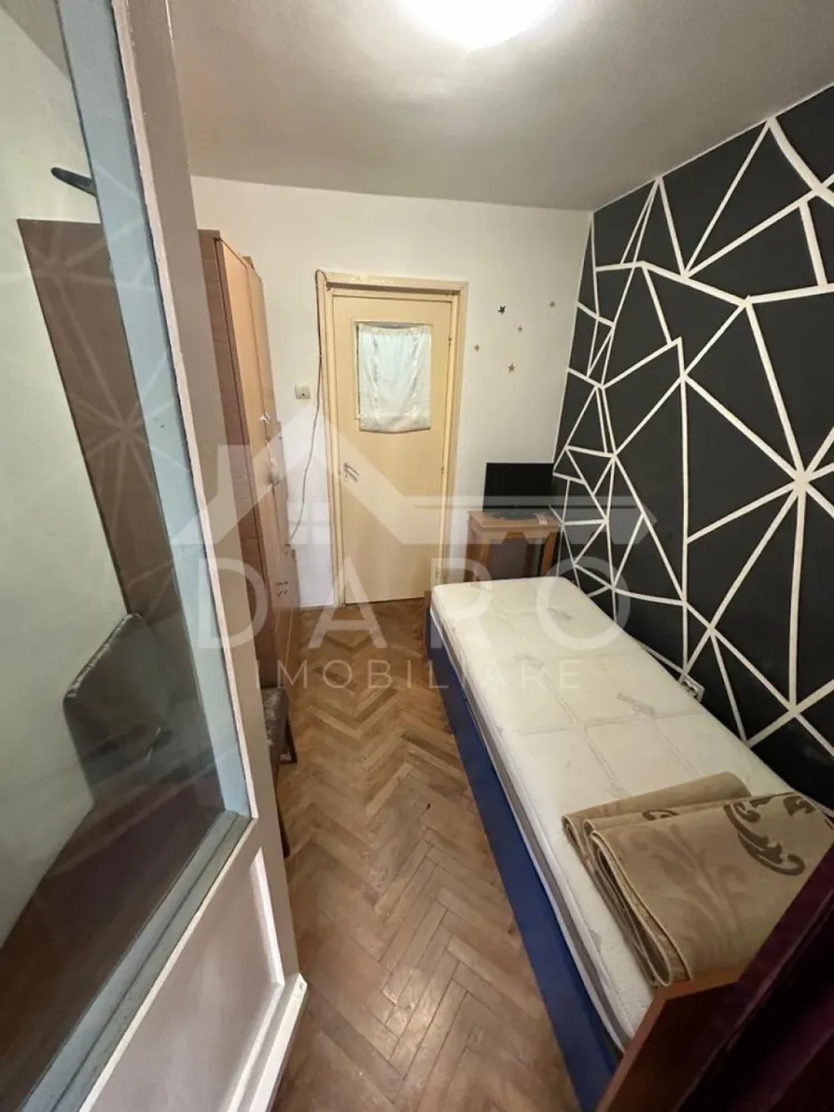 🏠 Ocazie! Apartament 2 camere cu balcon închis - 🏡 Vând apartament 2 camere – cartier Mureșeni, str. Cisnădiei 📐 Suprafață utilă: 47 mp (conform CF) 📍 Parter – zonă foarte bună, aproape de școală, grădiniță, creșă și stația de autobuz ✨ Detalii apartament: 2 camere decomandate, cu intrare separată din hol Balcon închis cu termopan și gratii pentru siguranță Cămară practică pentru depozitare Mobilat și utilat complet (frigider, aragaz, mobilă) Centrală termică proprie Geamuri termopan ✅ Apartamentul este în stare bună și se vinde așa cum se vede în poze – gata pentru mutare imediată. 📞 Pentru detalii și vizionări:0749535729 }}