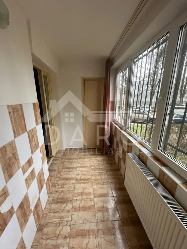🏠 Ocazie! Apartament 2 camere cu balcon închis - 🏡 Vând apartament 2 camere – cartier Mureșeni, str. Cisnădiei 📐 Suprafață utilă: 47 mp (conform CF) 📍 Parter – zonă foarte bună, aproape de școală, grădiniță, creșă și stația de autobuz ✨ Detalii apartament: 2 camere decomandate, cu intrare separată din hol Balcon închis cu termopan și gratii pentru siguranță Cămară practică pentru depozitare Mobilat și utilat complet (frigider, aragaz, mobilă) Centrală termică proprie Geamuri termopan ✅ Apartamentul este în stare bună și se vinde așa cum se vede în poze – gata pentru mutare imediată. 📞 Pentru detalii și vizionări:0749535729 }}