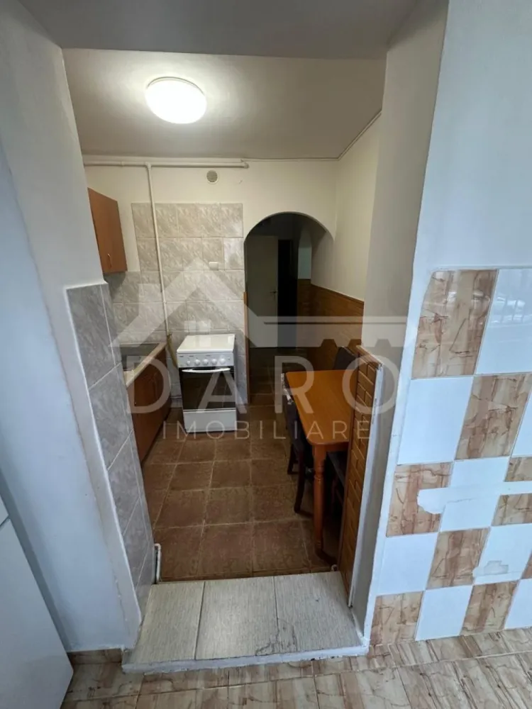 🏠 Ocazie! Apartament 2 camere cu balcon închis - 🏡 Vând apartament 2 camere – cartier Mureșeni, str. Cisnădiei 📐 Suprafață utilă: 47 mp (conform CF) 📍 Parter – zonă foarte bună, aproape de școală, grădiniță, creșă și stația de autobuz ✨ Detalii apartament: 2 camere decomandate, cu intrare separată din hol Balcon închis cu termopan și gratii pentru siguranță Cămară practică pentru depozitare Mobilat și utilat complet (frigider, aragaz, mobilă) Centrală termică proprie Geamuri termopan ✅ Apartamentul este în stare bună și se vinde așa cum se vede în poze – gata pentru mutare imediată. 📞 Pentru detalii și vizionări:0749535729 }}