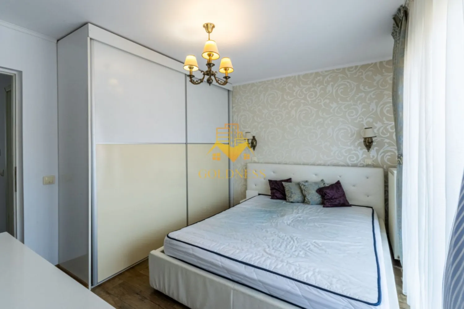 3 camere, modern, parcare, Zorilor Zona Observatorului,UMF,Pet Friedly - GOLDNESS Imobiliare vă propune spre închiriere un apartament cu 3 camere complet mobilat și utilat, la etajul 1 într-un imobil de 4 etaje, în Cartierul Zorilor.
Dispune de loc de parcare in subteran inclus in pret!
Se află în apropierea stațiilor de transport în comun, magazine, restaurante, spații verzi, farmacii, etc. 

Apartamentul este compartimentat astfel:
 - dormitor cu pat matrimonial, dressing, noptiere
 - dormitor cu pat extensibil, spatiu pentru depozitare
 - living cu bucatarie open space complet utilată și mobilată, canapea extensibilă, loc de servit masa 
 - baie cu cada, calorifer port prosop și dulap pentru depozitare.
 - 2 balcoane in total de 15 mp.

Imobilul este dotat cu toate cele necesare- centrală proprie, frigider, aragaz, hotă, mașină de spălat haine, etc. 

Dacă sunteți interesați de acest apartament și doriți să îl vizionați, dar și pentru alte oferte nu ezitați să ne contactați telefonic sau prin e-mail. Vă stăm la dispoziție!

Pentru intermediere se percepe un comision de 50% din prețul chiriei!