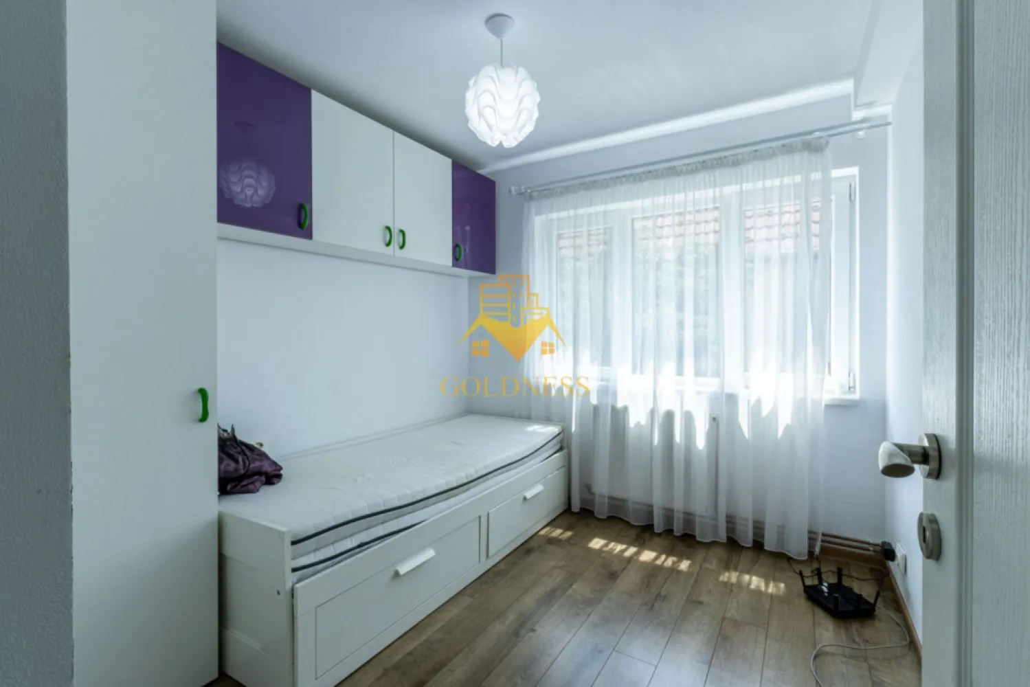 3 camere, modern, parcare, Zorilor Zona Observatorului,UMF,Pet Friedly - GOLDNESS Imobiliare vă propune spre închiriere un apartament cu 3 camere complet mobilat și utilat, la etajul 1 într-un imobil de 4 etaje, în Cartierul Zorilor.
Dispune de loc de parcare in subteran inclus in pret!
Se află în apropierea stațiilor de transport în comun, magazine, restaurante, spații verzi, farmacii, etc. 

Apartamentul este compartimentat astfel:
 - dormitor cu pat matrimonial, dressing, noptiere
 - dormitor cu pat extensibil, spatiu pentru depozitare
 - living cu bucatarie open space complet utilată și mobilată, canapea extensibilă, loc de servit masa 
 - baie cu cada, calorifer port prosop și dulap pentru depozitare.
 - 2 balcoane in total de 15 mp.

Imobilul este dotat cu toate cele necesare- centrală proprie, frigider, aragaz, hotă, mașină de spălat haine, etc. 

Dacă sunteți interesați de acest apartament și doriți să îl vizionați, dar și pentru alte oferte nu ezitați să ne contactați telefonic sau prin e-mail. Vă stăm la dispoziție!

Pentru intermediere se percepe un comision de 50% din prețul chiriei!