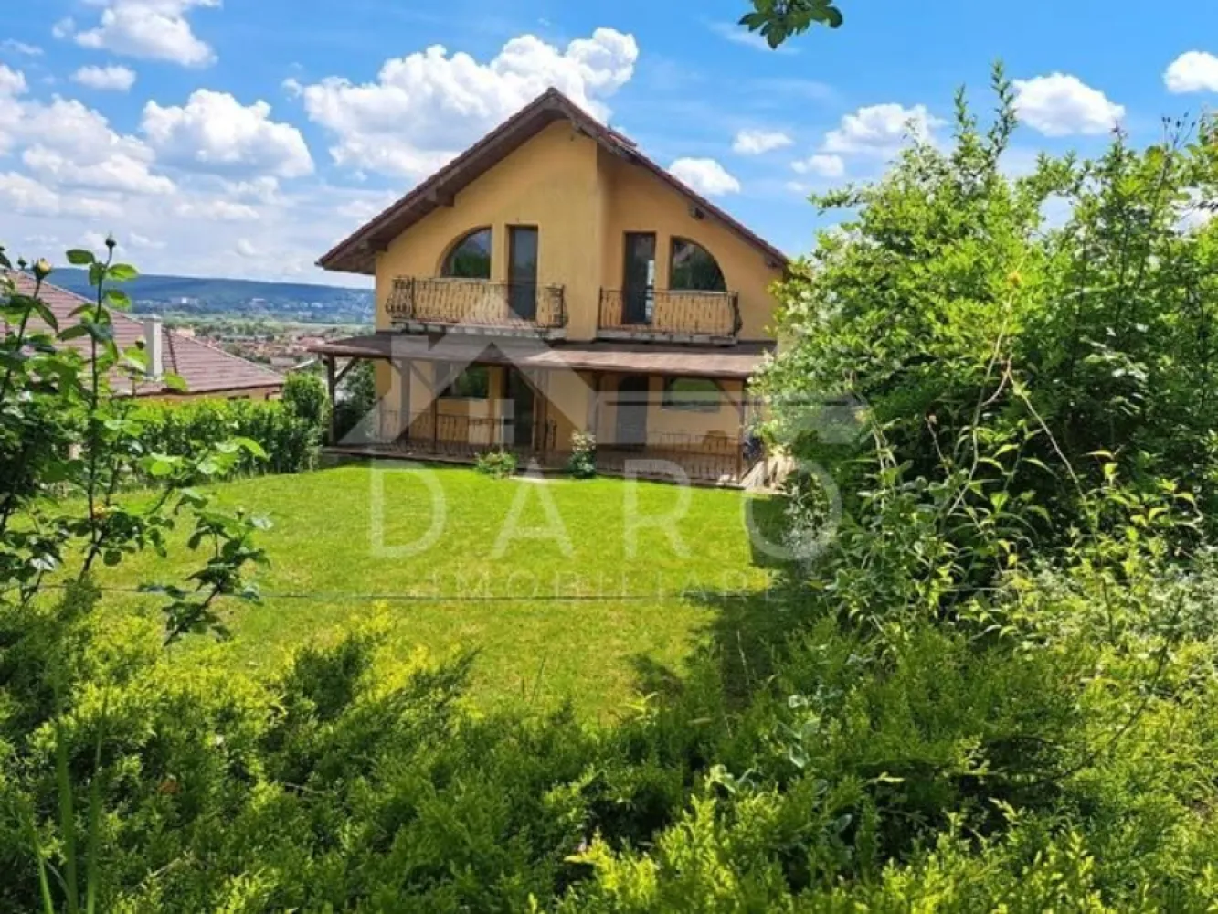 Casă de vânzare, teren 1040 mp - Casă de vânzare cu teren 1040 mp în Târgu Mureș Caracteristici generale: Teren: 1.040 mp Suprafață utilă : - Parter + Mansardă: 140 mp - Demisol: 67 mp Regim de înălțime: Demisol + Parter + Mansardă An construcție: 2012 Garaj pentru 2 mașini Dotări moderne: Panouri fotovoltaice 5.3 kW Sistem solar complex cu panou solar presurizat pentru apă caldă Curent trifazic Construcție solidă din cărămidă de 30 cm, cu izolație polistiren 10 cm Compartimentare eficientă: Demisol: cameră, baie, dressing, pivniță, centrală, garaj. Demisolul poate să fie utilizat și cu intrare separată (ideal pentru birou sau chiar locuință independentă) Parter: living generos, bucătărie, ambele cu acces pe terasă, baie Mansardă: 3 dormitoare, baie, dressing, 3 terase Alte avantaje: Priveliște superbă spre oraș și natură Poziție însorită, în zonă liniștită, fără trafic intens Curte amenajată, pomi fructiferi, grădină, spațiu verde, foișor și locuri de parcare Cartierul Unirii Acces rapid la supermarket, creșă, grădiniță, școală, transport public Preț: 290.000 EUR }}