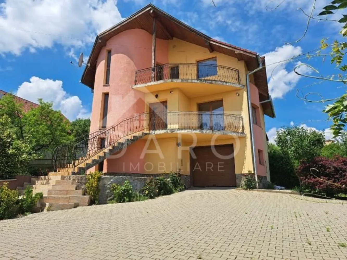 Casă de vânzare, teren 1040 mp - Casă de vânzare cu teren 1040 mp în Târgu Mureș Caracteristici generale: Teren: 1.040 mp Suprafață utilă : - Parter + Mansardă: 140 mp - Demisol: 67 mp Regim de înălțime: Demisol + Parter + Mansardă An construcție: 2012 Garaj pentru 2 mașini Dotări moderne: Panouri fotovoltaice 5.3 kW Sistem solar complex cu panou solar presurizat pentru apă caldă Curent trifazic Construcție solidă din cărămidă de 30 cm, cu izolație polistiren 10 cm Compartimentare eficientă: Demisol: cameră, baie, dressing, pivniță, centrală, garaj. Demisolul poate să fie utilizat și cu intrare separată (ideal pentru birou sau chiar locuință independentă) Parter: living generos, bucătărie, ambele cu acces pe terasă, baie Mansardă: 3 dormitoare, baie, dressing, 3 terase Alte avantaje: Priveliște superbă spre oraș și natură Poziție însorită, în zonă liniștită, fără trafic intens Curte amenajată, pomi fructiferi, grădină, spațiu verde, foișor și locuri de parcare Cartierul Unirii Acces rapid la supermarket, creșă, grădiniță, școală, transport public Preț: 290.000 EUR }}