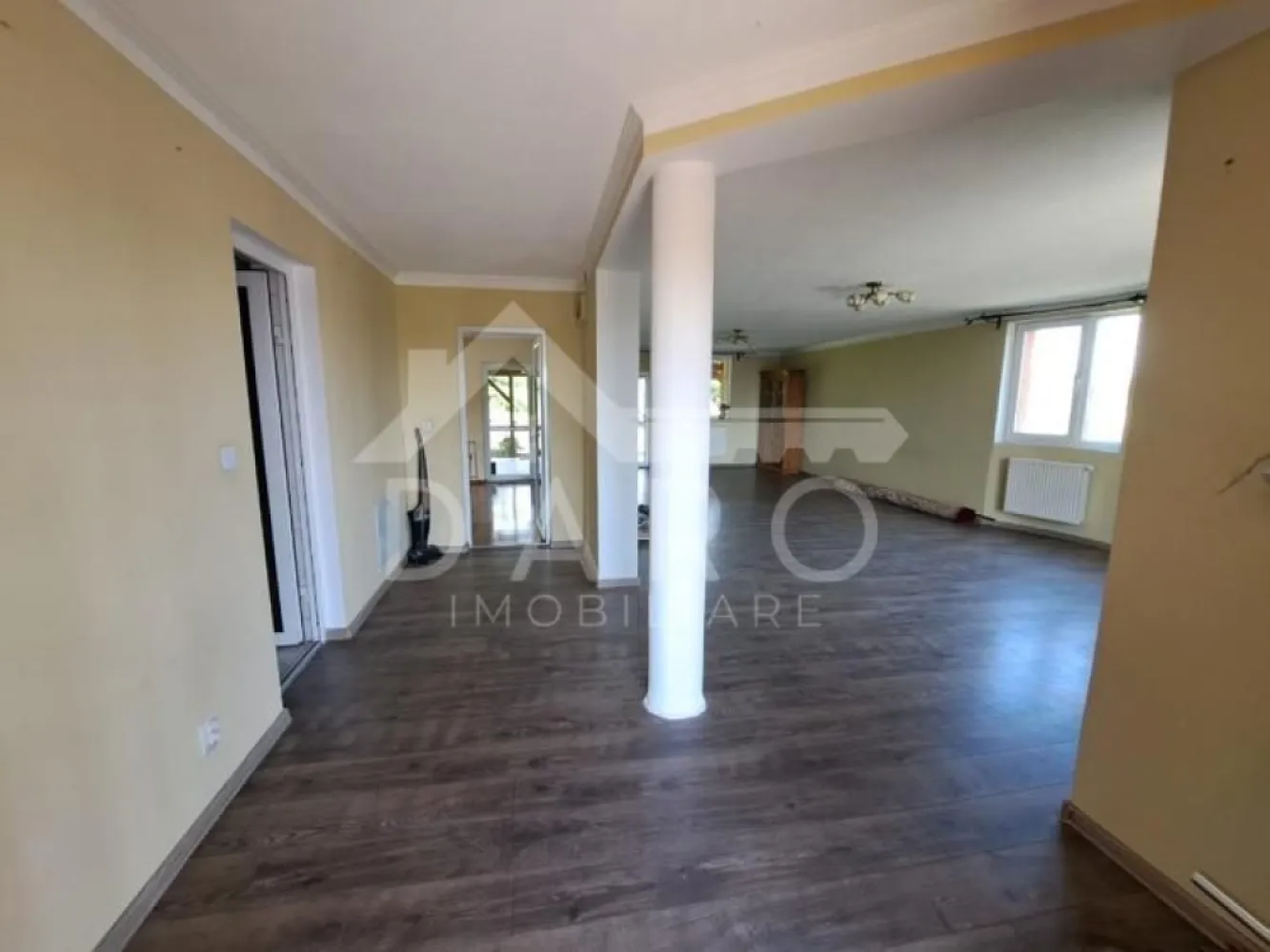 Casă de vânzare, teren 1040 mp - Casă de vânzare cu teren 1040 mp în Târgu Mureș Caracteristici generale: Teren: 1.040 mp Suprafață utilă : - Parter + Mansardă: 140 mp - Demisol: 67 mp Regim de înălțime: Demisol + Parter + Mansardă An construcție: 2012 Garaj pentru 2 mașini Dotări moderne: Panouri fotovoltaice 5.3 kW Sistem solar complex cu panou solar presurizat pentru apă caldă Curent trifazic Construcție solidă din cărămidă de 30 cm, cu izolație polistiren 10 cm Compartimentare eficientă: Demisol: cameră, baie, dressing, pivniță, centrală, garaj. Demisolul poate să fie utilizat și cu intrare separată (ideal pentru birou sau chiar locuință independentă) Parter: living generos, bucătărie, ambele cu acces pe terasă, baie Mansardă: 3 dormitoare, baie, dressing, 3 terase Alte avantaje: Priveliște superbă spre oraș și natură Poziție însorită, în zonă liniștită, fără trafic intens Curte amenajată, pomi fructiferi, grădină, spațiu verde, foișor și locuri de parcare Cartierul Unirii Acces rapid la supermarket, creșă, grădiniță, școală, transport public Preț: 290.000 EUR }}