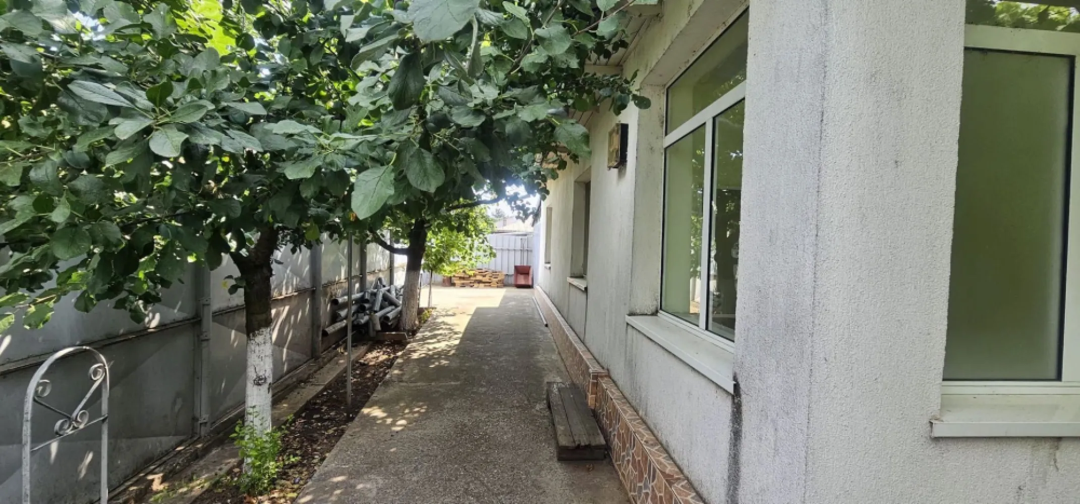 Casa la sol cu teren 1055 mp si livada - Vanatori, Galati - MAG INVEST vă propune spre achiziție o proprietate situată în localitatea Vânători, județul Galați, ideală pentru o familie care își dorește spațiu, intimitate și toate utilitățile necesare unui trai confortabil.
Edificată în anul 2005, locuința este amplasată pe un teren intravilan de 1.055 mp, cu o deschidere stradală de 17 metri liniari, oferind atât confortul unei case bine compartimentate, cât și avantajul unei curți generoase, amenajate cu pomi fructiferi și viță-de-vie.
Casa impresionează prin camerele luminoase, compartimentarea eficientă și starea bună de întreținere, fiind pregătită pentru mutarea noilor proprietari.

Compartimentare
• Living generos și luminos
• Două dormitoare
• Bucătărie spațioasă
• Baie
• Hol larg
• Verandă închisă
• Compartimentare decomandată

Caracteristici
• Suprafață construită desfășurată: 109 mp
• Teren intravilan: 1.055 mp
• Deschidere stradală: 17 ml
• Construcție edificată în anul 2005
• Garaj din zidărie

Utilitati prezente si dotari
• Centrală termică proprie
• Gaz natural
• Canalizare
• Apă curentă
• Puț forat
• Tâmplărie PVC cu geam termopan
• Izolație termică exterioară
• Acoperiș din tablă zincată
• Drum asfaltat până la proprietate

Curtea
Curtea reprezintă unul dintre marile avantaje ale acestei proprietăți. Livada matură, pomii fructiferi, vița-de-vie și spațiul verde creează un ambient liniștit și intim, perfect pentru relaxare, grădinărit sau petrecerea timpului alături de familie.
Această proprietate este alegerea potrivită atât pentru locuire permanentă, cât și pentru cei care își doresc să se bucure de confortul unei case cu teren generos, aflată la doar câteva minute de municipiul Galați.

Preț - 99.000 Euro – negociabil
Pentru informații și programarea unei vizionări: -- Marian Ene -- 0740 949 871

MAG INVEST
Partenerul tău în decizii imobiliare inteligente.