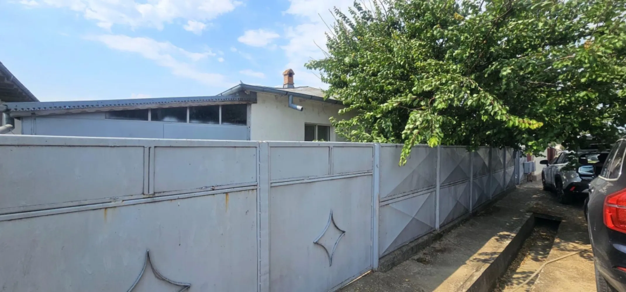 Casa la sol cu teren 1055 mp si livada - Vanatori, Galati - MAG INVEST vă propune spre achiziție o proprietate situată în localitatea Vânători, județul Galați, ideală pentru o familie care își dorește spațiu, intimitate și toate utilitățile necesare unui trai confortabil.
Edificată în anul 2005, locuința este amplasată pe un teren intravilan de 1.055 mp, cu o deschidere stradală de 17 metri liniari, oferind atât confortul unei case bine compartimentate, cât și avantajul unei curți generoase, amenajate cu pomi fructiferi și viță-de-vie.
Casa impresionează prin camerele luminoase, compartimentarea eficientă și starea bună de întreținere, fiind pregătită pentru mutarea noilor proprietari.

Compartimentare
• Living generos și luminos
• Două dormitoare
• Bucătărie spațioasă
• Baie
• Hol larg
• Verandă închisă
• Compartimentare decomandată

Caracteristici
• Suprafață construită desfășurată: 109 mp
• Teren intravilan: 1.055 mp
• Deschidere stradală: 17 ml
• Construcție edificată în anul 2005
• Garaj din zidărie

Utilitati prezente si dotari
• Centrală termică proprie
• Gaz natural
• Canalizare
• Apă curentă
• Puț forat
• Tâmplărie PVC cu geam termopan
• Izolație termică exterioară
• Acoperiș din tablă zincată
• Drum asfaltat până la proprietate

Curtea
Curtea reprezintă unul dintre marile avantaje ale acestei proprietăți. Livada matură, pomii fructiferi, vița-de-vie și spațiul verde creează un ambient liniștit și intim, perfect pentru relaxare, grădinărit sau petrecerea timpului alături de familie.
Această proprietate este alegerea potrivită atât pentru locuire permanentă, cât și pentru cei care își doresc să se bucure de confortul unei case cu teren generos, aflată la doar câteva minute de municipiul Galați.

Preț - 99.000 Euro – negociabil
Pentru informații și programarea unei vizionări: -- Marian Ene -- 0740 949 871

MAG INVEST
Partenerul tău în decizii imobiliare inteligente.