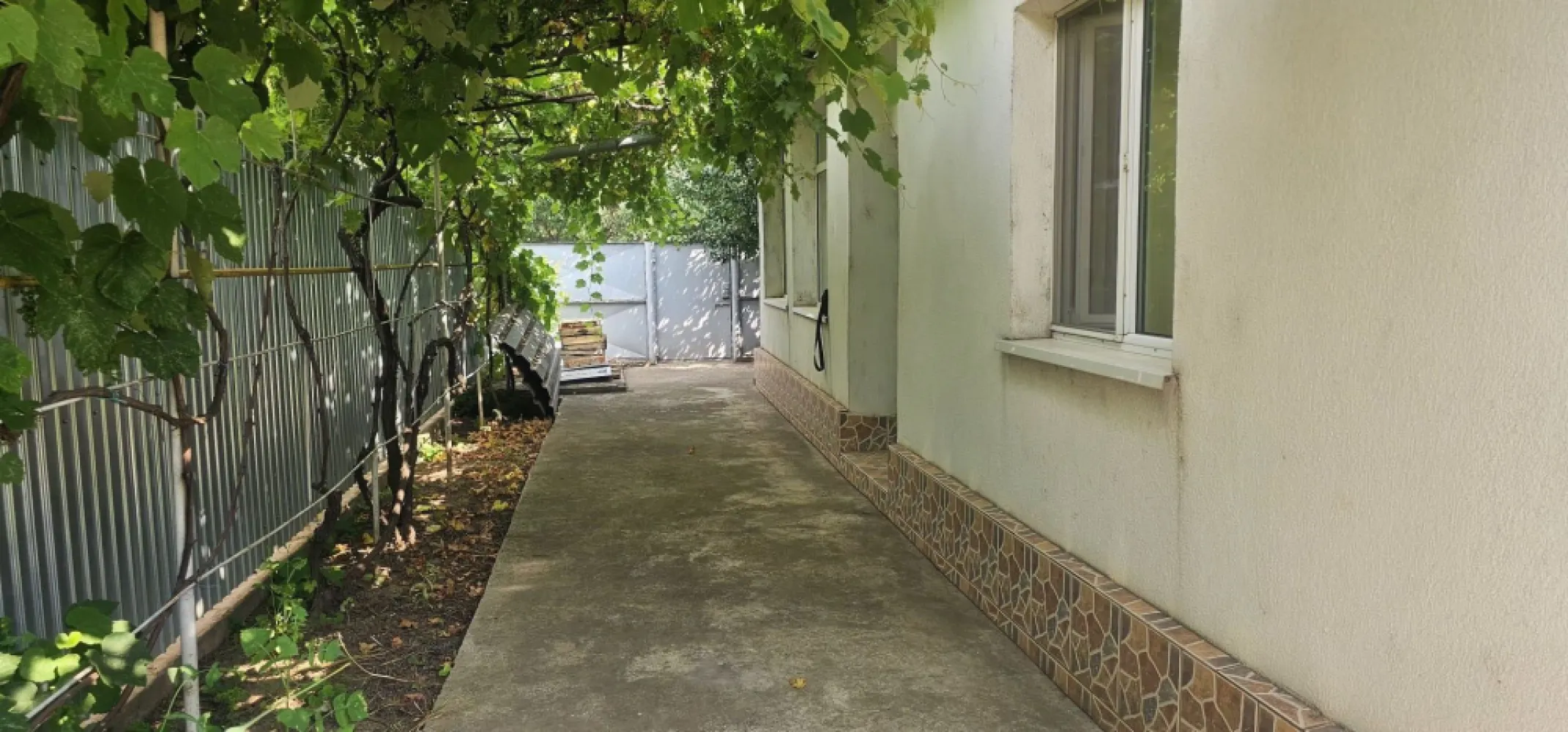 Casa la sol cu teren 1055 mp si livada - Vanatori, Galati - MAG INVEST vă propune spre achiziție o proprietate situată în localitatea Vânători, județul Galați, ideală pentru o familie care își dorește spațiu, intimitate și toate utilitățile necesare unui trai confortabil.
Edificată în anul 2005, locuința este amplasată pe un teren intravilan de 1.055 mp, cu o deschidere stradală de 17 metri liniari, oferind atât confortul unei case bine compartimentate, cât și avantajul unei curți generoase, amenajate cu pomi fructiferi și viță-de-vie.
Casa impresionează prin camerele luminoase, compartimentarea eficientă și starea bună de întreținere, fiind pregătită pentru mutarea noilor proprietari.

Compartimentare
• Living generos și luminos
• Două dormitoare
• Bucătărie spațioasă
• Baie
• Hol larg
• Verandă închisă
• Compartimentare decomandată

Caracteristici
• Suprafață construită desfășurată: 109 mp
• Teren intravilan: 1.055 mp
• Deschidere stradală: 17 ml
• Construcție edificată în anul 2005
• Garaj din zidărie

Utilitati prezente si dotari
• Centrală termică proprie
• Gaz natural
• Canalizare
• Apă curentă
• Puț forat
• Tâmplărie PVC cu geam termopan
• Izolație termică exterioară
• Acoperiș din tablă zincată
• Drum asfaltat până la proprietate

Curtea
Curtea reprezintă unul dintre marile avantaje ale acestei proprietăți. Livada matură, pomii fructiferi, vița-de-vie și spațiul verde creează un ambient liniștit și intim, perfect pentru relaxare, grădinărit sau petrecerea timpului alături de familie.
Această proprietate este alegerea potrivită atât pentru locuire permanentă, cât și pentru cei care își doresc să se bucure de confortul unei case cu teren generos, aflată la doar câteva minute de municipiul Galați.

Preț - 99.000 Euro – negociabil
Pentru informații și programarea unei vizionări: -- Marian Ene -- 0740 949 871

MAG INVEST
Partenerul tău în decizii imobiliare inteligente.