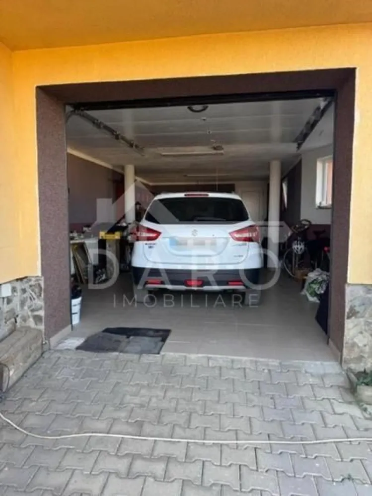 Casă de vânzare, teren 1040 mp - Casă de vânzare cu teren 1040 mp în Târgu Mureș Caracteristici generale: Teren: 1.040 mp Suprafață utilă : - Parter + Mansardă: 140 mp - Demisol: 67 mp Regim de înălțime: Demisol + Parter + Mansardă An construcție: 2012 Garaj pentru 2 mașini Dotări moderne: Panouri fotovoltaice 5.3 kW Sistem solar complex cu panou solar presurizat pentru apă caldă Curent trifazic Construcție solidă din cărămidă de 30 cm, cu izolație polistiren 10 cm Compartimentare eficientă: Demisol: cameră, baie, dressing, pivniță, centrală, garaj. Demisolul poate să fie utilizat și cu intrare separată (ideal pentru birou sau chiar locuință independentă) Parter: living generos, bucătărie, ambele cu acces pe terasă, baie Mansardă: 3 dormitoare, baie, dressing, 3 terase Alte avantaje: Priveliște superbă spre oraș și natură Poziție însorită, în zonă liniștită, fără trafic intens Curte amenajată, pomi fructiferi, grădină, spațiu verde, foișor și locuri de parcare Cartierul Unirii Acces rapid la supermarket, creșă, grădiniță, școală, transport public Preț: 290.000 EUR }}