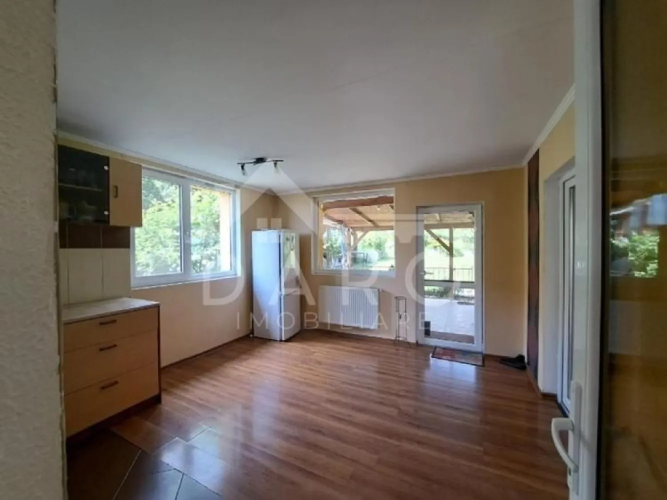 Casă de vânzare, teren 1040 mp - Casă de vânzare cu teren 1040 mp în Târgu Mureș Caracteristici generale: Teren: 1.040 mp Suprafață utilă : - Parter + Mansardă: 140 mp - Demisol: 67 mp Regim de înălțime: Demisol + Parter + Mansardă An construcție: 2012 Garaj pentru 2 mașini Dotări moderne: Panouri fotovoltaice 5.3 kW Sistem solar complex cu panou solar presurizat pentru apă caldă Curent trifazic Construcție solidă din cărămidă de 30 cm, cu izolație polistiren 10 cm Compartimentare eficientă: Demisol: cameră, baie, dressing, pivniță, centrală, garaj. Demisolul poate să fie utilizat și cu intrare separată (ideal pentru birou sau chiar locuință independentă) Parter: living generos, bucătărie, ambele cu acces pe terasă, baie Mansardă: 3 dormitoare, baie, dressing, 3 terase Alte avantaje: Priveliște superbă spre oraș și natură Poziție însorită, în zonă liniștită, fără trafic intens Curte amenajată, pomi fructiferi, grădină, spațiu verde, foișor și locuri de parcare Cartierul Unirii Acces rapid la supermarket, creșă, grădiniță, școală, transport public Preț: 290.000 EUR }}