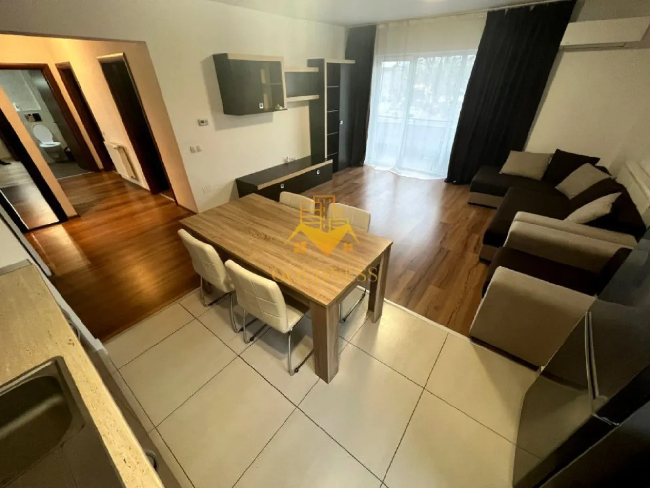 3 camere, modern, parcare, AC, cartierul Iris, Junior Residence - GOLDNESS Imobiliare vă propune spre închiriere un apartament cu 3 camere complet mobilat și utilat, la etajul 1 într-un imobil de 7 etaje, în cartierul Iris . Apartamentul este compartimentat astfel:
 - dormitor cu pat matrimonial, dressing, noptiere
 - dormitor cu pat matrimonial, dulap pentru haine, noptiere, tv
 - living cu bucatarie open-space complet utilată, canapea extensibla, loc de servit masa 
 - baie cu vana de dus, calorifer port prosop inox și dulap pentru depozitare.
 - baie de serviciu
 - terasa de 12 mp.

Imobilul este dotat cu toate cele necesare- centrală proprie, mașină de spălat haine, frigider, plită electrică, hotă, TV, etc. 
Se află în apropierea stațiilor de transport în comun, magazine, restaurante, spații verzi, farmacii, etc. 
Dispune de loc de parcare!

Dacă sunteți interesați de acest apartament și doriți să îl vizionați, dar și pentru alte oferte sau detalii nu ezitați să ne contactați telefonic sau prin e-mail - goldnessimobiliare@gmail.com. Vă stăm la dispoziție!
Pentru intermediere se percepe un comision de 50% din prețul chiriei!