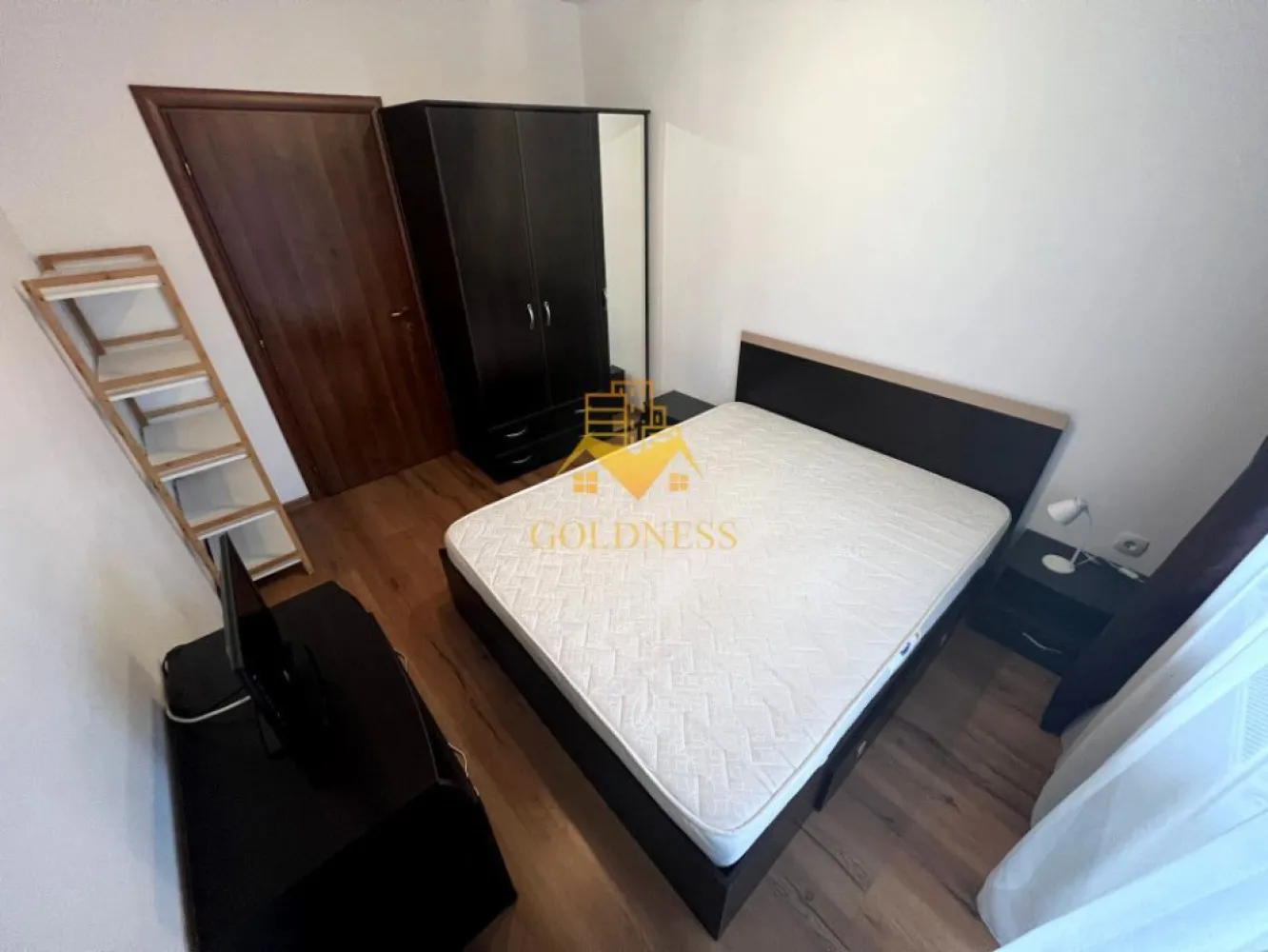 3 camere, modern, parcare, AC, cartierul Iris, Junior Residence - GOLDNESS Imobiliare vă propune spre închiriere un apartament cu 3 camere complet mobilat și utilat, la etajul 1 într-un imobil de 7 etaje, în cartierul Iris . Apartamentul este compartimentat astfel:
 - dormitor cu pat matrimonial, dressing, noptiere
 - dormitor cu pat matrimonial, dulap pentru haine, noptiere, tv
 - living cu bucatarie open-space complet utilată, canapea extensibla, loc de servit masa 
 - baie cu vana de dus, calorifer port prosop inox și dulap pentru depozitare.
 - baie de serviciu
 - terasa de 12 mp.

Imobilul este dotat cu toate cele necesare- centrală proprie, mașină de spălat haine, frigider, plită electrică, hotă, TV, etc. 
Se află în apropierea stațiilor de transport în comun, magazine, restaurante, spații verzi, farmacii, etc. 
Dispune de loc de parcare!

Dacă sunteți interesați de acest apartament și doriți să îl vizionați, dar și pentru alte oferte sau detalii nu ezitați să ne contactați telefonic sau prin e-mail - goldnessimobiliare@gmail.com. Vă stăm la dispoziție!
Pentru intermediere se percepe un comision de 50% din prețul chiriei!