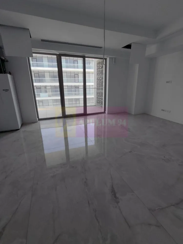 Apartamente de lux 2 camere in Mamaia Nord cu vedere la Marea Neagra - Va oferim spre vanzare apartamente de 2 camere cu vedere la Marea Neagra in zona de lux din Mamaia Nord, construit chiar pe plaja intr-un bloc nou 2024 construit cu materiale si finisaje de ultima generatie, de cea mai buna calitate, P+11+12retras, la cheie ultralux, blocul fiind terminat si finisat, pregatit gata de locuit.
Incalzirea fiecarui apartament se face cu Pompa de Caldura la curent, incalzire in pardoseala, aeroconvectoare pentru climatizare, sunt prevazute cu 2 grupuri sanitare cu cabina de dus, terase mari cu vedere la mare, termopan, gresie, faianta, usa metalica. Bucataria este open in living. Blocul este racordat la canalizarea orasului, nu fosa septica.
Scara blocului are doua lifturi ultramoderne si o intrare in bloc imperiala cu candelabre superbe.
Suplimentar locuri de parcare acoperite la mezanin si etajul I.
Blocul are piscina exterioara si doua sali de fitness gratuite pentru rezidentii blocului. 
La intrarea in complex este bariera cu telecomanda.
Pretul este purtator de TVA si se calculeaza la suprafata construita.
Pentru detalii suplimentare si vizionari contactati agentul Dona Camelia 0733683461.