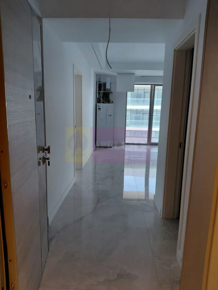 Apartamente de lux 2 camere in Mamaia Nord cu vedere la Marea Neagra - Va oferim spre vanzare apartamente de 2 camere cu vedere la Marea Neagra in zona de lux din Mamaia Nord, construit chiar pe plaja intr-un bloc nou 2024 construit cu materiale si finisaje de ultima generatie, de cea mai buna calitate, P+11+12retras, la cheie ultralux, blocul fiind terminat si finisat, pregatit gata de locuit.
Incalzirea fiecarui apartament se face cu Pompa de Caldura la curent, incalzire in pardoseala, aeroconvectoare pentru climatizare, sunt prevazute cu 2 grupuri sanitare cu cabina de dus, terase mari cu vedere la mare, termopan, gresie, faianta, usa metalica. Bucataria este open in living. Blocul este racordat la canalizarea orasului, nu fosa septica.
Scara blocului are doua lifturi ultramoderne si o intrare in bloc imperiala cu candelabre superbe.
Suplimentar locuri de parcare acoperite la mezanin si etajul I.
Blocul are piscina exterioara si doua sali de fitness gratuite pentru rezidentii blocului. 
La intrarea in complex este bariera cu telecomanda.
Pretul este purtator de TVA si se calculeaza la suprafata construita.
Pentru detalii suplimentare si vizionari contactati agentul Dona Camelia 0733683461.