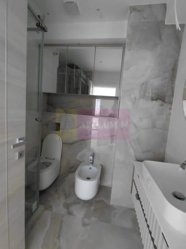 Apartamente de lux 2 camere in Mamaia Nord cu vedere la Marea Neagra - Va oferim spre vanzare apartamente de 2 camere cu vedere la Marea Neagra in zona de lux din Mamaia Nord, construit chiar pe plaja intr-un bloc nou 2024 construit cu materiale si finisaje de ultima generatie, de cea mai buna calitate, P+11+12retras, la cheie ultralux, blocul fiind terminat si finisat, pregatit gata de locuit.
Incalzirea fiecarui apartament se face cu Pompa de Caldura la curent, incalzire in pardoseala, aeroconvectoare pentru climatizare, sunt prevazute cu 2 grupuri sanitare cu cabina de dus, terase mari cu vedere la mare, termopan, gresie, faianta, usa metalica. Bucataria este open in living. Blocul este racordat la canalizarea orasului, nu fosa septica.
Scara blocului are doua lifturi ultramoderne si o intrare in bloc imperiala cu candelabre superbe.
Suplimentar locuri de parcare acoperite la mezanin si etajul I.
Blocul are piscina exterioara si doua sali de fitness gratuite pentru rezidentii blocului. 
La intrarea in complex este bariera cu telecomanda.
Pretul este purtator de TVA si se calculeaza la suprafata construita.
Pentru detalii suplimentare si vizionari contactati agentul Dona Camelia 0733683461.