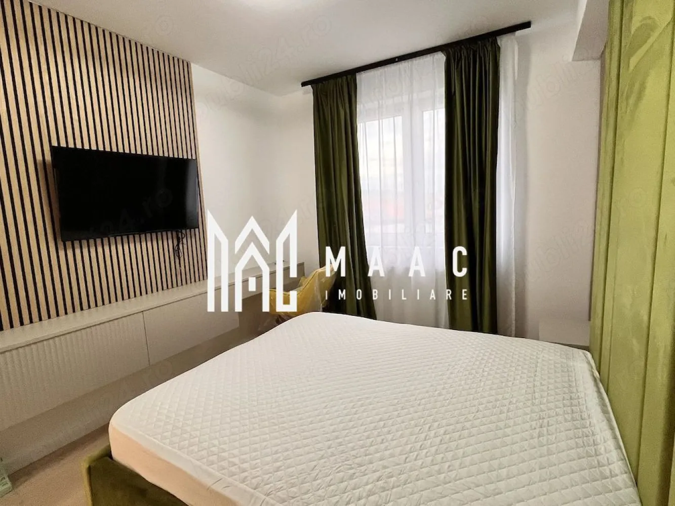 Apartament de vânzare 3 camere | Șelimbăr, Sibiu | 75 mp, smart, parcare - Apartament de vânzare cu 3 camere în Șelimbăr, aproape de Sibiu, cu 75 mp utili, compartimentare decomandată, finisaje premium și sistem Smart Home, într-un imobil finalizat în 2023.

Detalii proprietate:
• Suprafață utilă: 75 mp
• Compartimentare: living, 2 dormitoare, bucătărie separată, 2 băi
• Etaj 2 din 4, balcon și orientare Sud-Est
• Stare: ultrafinisat, complet mobilat și utilat, nelocuit
• Sistem Smart Home, uși Porta Doors, parchet Egger, mobilier la comandă din MDF vopsit și riflat
• Obiecte sanitare Grohe, sistem de duș multifuncțional, priză smart din sticlă
• Bucătărie echipată cu frigider Samsung, plită și cuptor Electrolux, mașină de spălat vase și hotă inteligentă
• TV Samsung OLED în living, 2 televizoare LG, mașină de spălat și uscător Samsung
• 1 loc de parcare privat și cotă parte din boxa comună de pe etaj

Locuința este poziționată în Șelimbăr, cu acces rapid către Shopping City Sibiu, El Gringo și Super Mama Drive. Balconul oferă deschidere către Munții Făgăraș, iar zona susține un stil de viață comod, cu legături rapide spre punctele de interes din Sibiu.

Pentru detalii suplimentare și programarea unei vizionări, contactează echipa MAAC Imobiliare și menționează Cod anunț CP3197505.