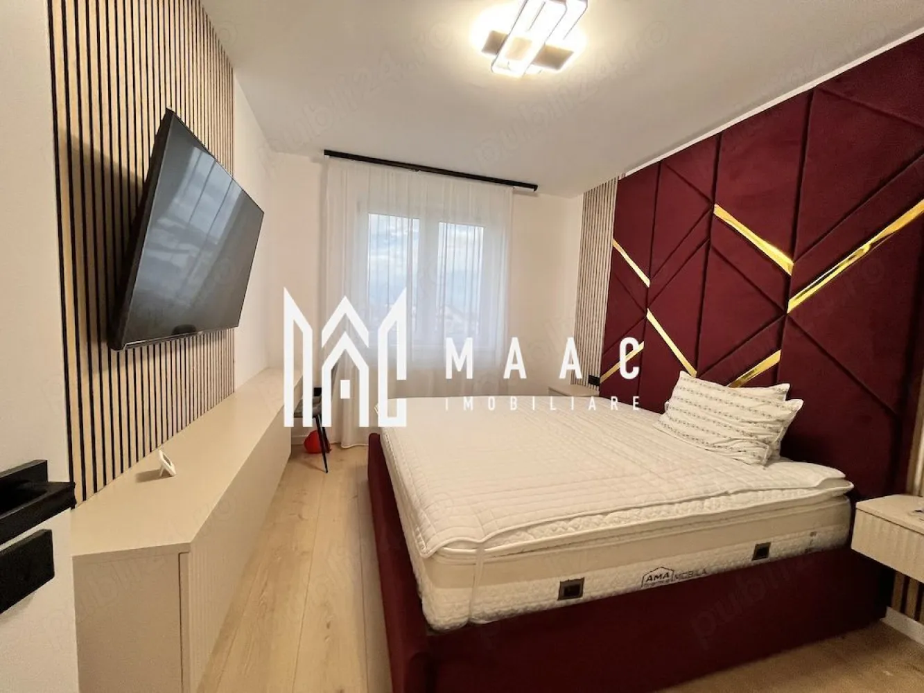 Apartament de vânzare 3 camere | Șelimbăr, Sibiu | 75 mp, smart, parcare - Apartament de vânzare cu 3 camere în Șelimbăr, aproape de Sibiu, cu 75 mp utili, compartimentare decomandată, finisaje premium și sistem Smart Home, într-un imobil finalizat în 2023.

Detalii proprietate:
• Suprafață utilă: 75 mp
• Compartimentare: living, 2 dormitoare, bucătărie separată, 2 băi
• Etaj 2 din 4, balcon și orientare Sud-Est
• Stare: ultrafinisat, complet mobilat și utilat, nelocuit
• Sistem Smart Home, uși Porta Doors, parchet Egger, mobilier la comandă din MDF vopsit și riflat
• Obiecte sanitare Grohe, sistem de duș multifuncțional, priză smart din sticlă
• Bucătărie echipată cu frigider Samsung, plită și cuptor Electrolux, mașină de spălat vase și hotă inteligentă
• TV Samsung OLED în living, 2 televizoare LG, mașină de spălat și uscător Samsung
• 1 loc de parcare privat și cotă parte din boxa comună de pe etaj

Locuința este poziționată în Șelimbăr, cu acces rapid către Shopping City Sibiu, El Gringo și Super Mama Drive. Balconul oferă deschidere către Munții Făgăraș, iar zona susține un stil de viață comod, cu legături rapide spre punctele de interes din Sibiu.

Pentru detalii suplimentare și programarea unei vizionări, contactează echipa MAAC Imobiliare și menționează Cod anunț CP3197505.
