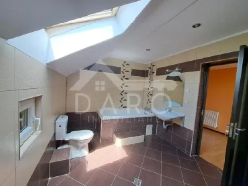 Casă de vânzare, teren 1040 mp