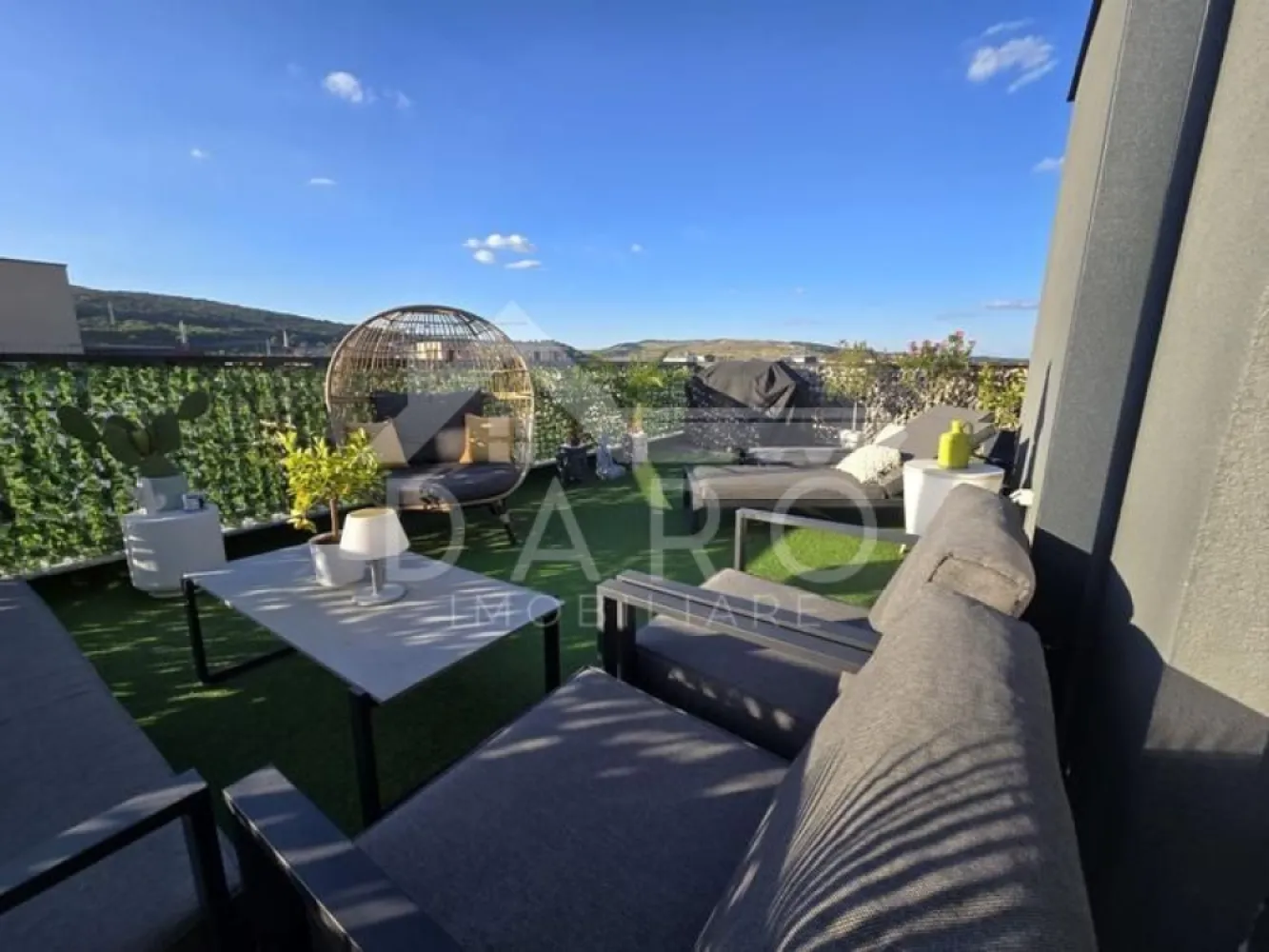 Penthouse 120 mp cu terase generoase - 🏙️ Penthouse exclusivist 4 camere de vânzare | Unirii Park Residence Direct de la proprietar – fără comision Se oferă spre vânzare penthouse deosebit, situat în Unirii Park Residence, pe Strada Pomilor, într-o zonă de case foarte liniștită. 🔑 Date principale 4 camere | 2 nivele | scară interioară Suprafață utilă: 120 mp Suprafață construită: 158 mp Terase: 66 mp (terasă principală 42 mp) 2 locuri de parcare incluse 🏠 Compartimentare Nivel 1 (80 mp): Living + bucătărie open-space (55 mp) Balcon 16 mp Dormitor oaspeți cu balcon Baie cu duș walk-in Debara / magazie Nivel 2 (40 mp): 2 dormitoare Dressing walk-in Baie cu cadă free-standing Terasă superbă 42 mp ✨ Dotări & finisaje premium Bucătărie la comandă (MDF/HPL) + insulă Electrocasnice Electrolux, Teka, frigider încorporat Beko Mobilier premium (SomProduct, Urban Woods, Zara Home etc.) Băi complet echipate (Romstal), baterii Hansgrohe, WC-uri Geberit Aer condiționat Gree 18.000 BTU Centrală proprie cu control inteligent TADO Videointerfon cu înregistrare 3 televizoare moderne 🌿 Terasă complet amenajată Mobilier exterior aluminiu (canapea, masă, fotolii) Șezlonguri, cuib ratan Grătar pe gaz cu 4 arzătoare 📍 Aproape de supermarket, școală și centru. }}