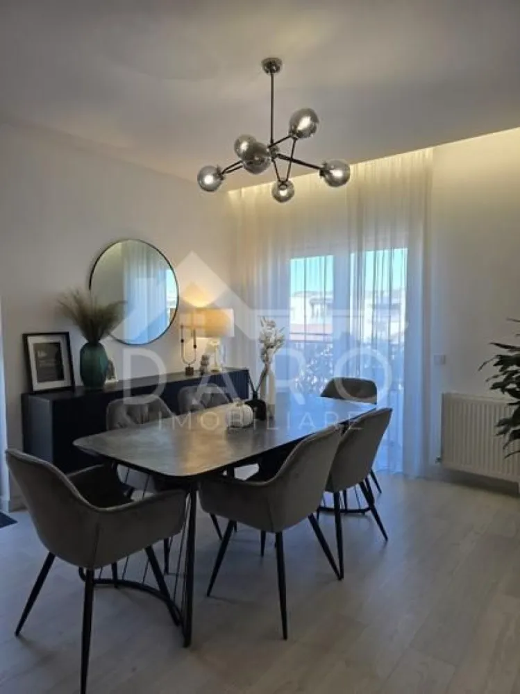 Penthouse 120 mp cu terase generoase - 🏙️ Penthouse exclusivist 4 camere de vânzare | Unirii Park Residence Direct de la proprietar – fără comision Se oferă spre vânzare penthouse deosebit, situat în Unirii Park Residence, pe Strada Pomilor, într-o zonă de case foarte liniștită. 🔑 Date principale 4 camere | 2 nivele | scară interioară Suprafață utilă: 120 mp Suprafață construită: 158 mp Terase: 66 mp (terasă principală 42 mp) 2 locuri de parcare incluse 🏠 Compartimentare Nivel 1 (80 mp): Living + bucătărie open-space (55 mp) Balcon 16 mp Dormitor oaspeți cu balcon Baie cu duș walk-in Debara / magazie Nivel 2 (40 mp): 2 dormitoare Dressing walk-in Baie cu cadă free-standing Terasă superbă 42 mp ✨ Dotări & finisaje premium Bucătărie la comandă (MDF/HPL) + insulă Electrocasnice Electrolux, Teka, frigider încorporat Beko Mobilier premium (SomProduct, Urban Woods, Zara Home etc.) Băi complet echipate (Romstal), baterii Hansgrohe, WC-uri Geberit Aer condiționat Gree 18.000 BTU Centrală proprie cu control inteligent TADO Videointerfon cu înregistrare 3 televizoare moderne 🌿 Terasă complet amenajată Mobilier exterior aluminiu (canapea, masă, fotolii) Șezlonguri, cuib ratan Grătar pe gaz cu 4 arzătoare 📍 Aproape de supermarket, școală și centru. }}