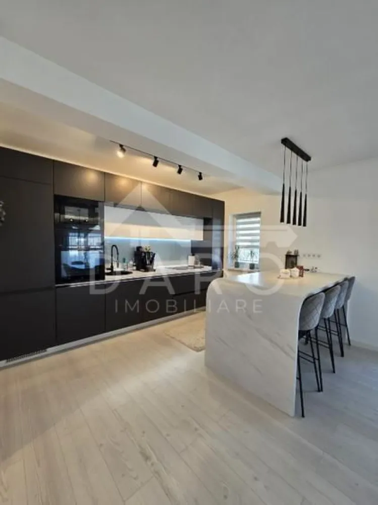 Penthouse 120 mp cu terase generoase - 🏙️ Penthouse exclusivist 4 camere de vânzare | Unirii Park Residence Direct de la proprietar – fără comision Se oferă spre vânzare penthouse deosebit, situat în Unirii Park Residence, pe Strada Pomilor, într-o zonă de case foarte liniștită. 🔑 Date principale 4 camere | 2 nivele | scară interioară Suprafață utilă: 120 mp Suprafață construită: 158 mp Terase: 66 mp (terasă principală 42 mp) 2 locuri de parcare incluse 🏠 Compartimentare Nivel 1 (80 mp): Living + bucătărie open-space (55 mp) Balcon 16 mp Dormitor oaspeți cu balcon Baie cu duș walk-in Debara / magazie Nivel 2 (40 mp): 2 dormitoare Dressing walk-in Baie cu cadă free-standing Terasă superbă 42 mp ✨ Dotări & finisaje premium Bucătărie la comandă (MDF/HPL) + insulă Electrocasnice Electrolux, Teka, frigider încorporat Beko Mobilier premium (SomProduct, Urban Woods, Zara Home etc.) Băi complet echipate (Romstal), baterii Hansgrohe, WC-uri Geberit Aer condiționat Gree 18.000 BTU Centrală proprie cu control inteligent TADO Videointerfon cu înregistrare 3 televizoare moderne 🌿 Terasă complet amenajată Mobilier exterior aluminiu (canapea, masă, fotolii) Șezlonguri, cuib ratan Grătar pe gaz cu 4 arzătoare 📍 Aproape de supermarket, școală și centru. }}