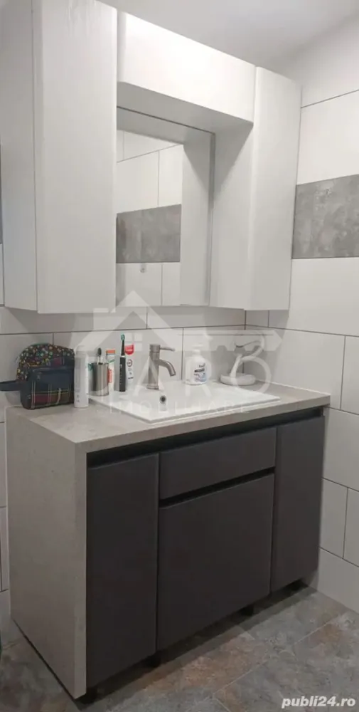 Casa pe un singur nivel - 🏡 Casă de vânzare – renovată & izolată (2023) | 3 camere | teren 1.000 mp | zonă liniștită Se oferă spre vânzare casă renovată și izolată complet în 2023, ideală pentru familie sau chiar două familii, situată la marginea orașului Târgu Mureș, pe Strada Remetea – zonă superbă, aer curat și multă liniște. 🔑 Detalii proprietate Suprafață casă: 100 mp Teren total: 1.000 mp Compartimentare: 3 camere 2 bucătării (+ bucătărie mică adăugată recent) 3 băi (baie suplimentară adăugată în spate – vizibilă în ultimele fotografii) Cămară Dotări: aer condiționat, uși & geamuri termopan Finisaje: parchet, gresie, faianță Încălzire: centrală termică + șemineu pe colț Mobilier: bucătăria inclusă; opțional rămâne și mobilierul din camere 🏗️ Curte & anexe Atelier izolat + mai multe anexe Fântână cu apă din abundență Acces auto de mare tonaj (deschidere mare a porții) Posibilitate de construcție suplimentară în grădină (casă, anexă, etc.) Spațiu generos pentru loc de joacă, foișor, piscină sau alte amenajări 🔌 Infrastructură Proiect instalație gaz (2019) Instalație electrică schimbată (2019) 👉 Pretabilă pentru 2 familii, cu intrări separate din curte. 📸 Pot oferi mai multe fotografii pe WhatsApp. 📦 Motiv vânzare: mutare din țară. 📞 Merită văzută! Contactează-mă pentru detalii și programarea unei vizionări. }}