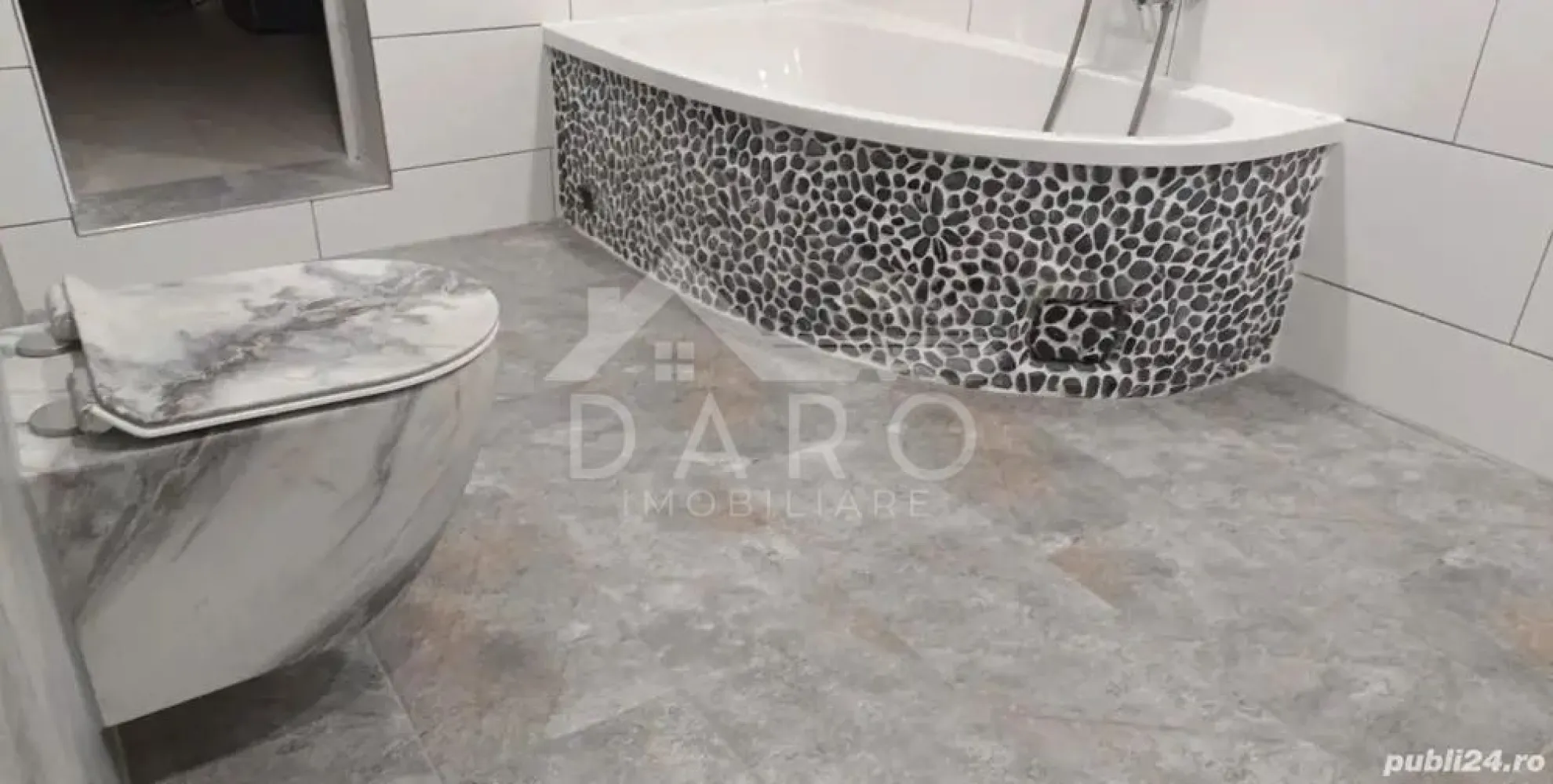 Casa pe un singur nivel - 🏡 Casă de vânzare – renovată & izolată (2023) | 3 camere | teren 1.000 mp | zonă liniștită Se oferă spre vânzare casă renovată și izolată complet în 2023, ideală pentru familie sau chiar două familii, situată la marginea orașului Târgu Mureș, pe Strada Remetea – zonă superbă, aer curat și multă liniște. 🔑 Detalii proprietate Suprafață casă: 100 mp Teren total: 1.000 mp Compartimentare: 3 camere 2 bucătării (+ bucătărie mică adăugată recent) 3 băi (baie suplimentară adăugată în spate – vizibilă în ultimele fotografii) Cămară Dotări: aer condiționat, uși & geamuri termopan Finisaje: parchet, gresie, faianță Încălzire: centrală termică + șemineu pe colț Mobilier: bucătăria inclusă; opțional rămâne și mobilierul din camere 🏗️ Curte & anexe Atelier izolat + mai multe anexe Fântână cu apă din abundență Acces auto de mare tonaj (deschidere mare a porții) Posibilitate de construcție suplimentară în grădină (casă, anexă, etc.) Spațiu generos pentru loc de joacă, foișor, piscină sau alte amenajări 🔌 Infrastructură Proiect instalație gaz (2019) Instalație electrică schimbată (2019) 👉 Pretabilă pentru 2 familii, cu intrări separate din curte. 📸 Pot oferi mai multe fotografii pe WhatsApp. 📦 Motiv vânzare: mutare din țară. 📞 Merită văzută! Contactează-mă pentru detalii și programarea unei vizionări. }}