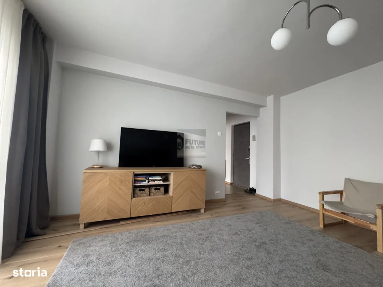 Apartament 2 camere modern, mobilat premium | Dristor - Cauți un apartament care să nu arate ca toate celelalte? Avem în portofoliu o proprietate „bomboană” în zona Dristor, unde stilul industrial se întâlnește cu funcționalitatea maximă. Este genul de loc care te face să spui „acasă” de la prima vizionare! 📍 LOCALIZARE & ACCESIBILITATE Metrou Dristor: ~15 minute de mers pe jos (sau un sprint scurt cu mașina/trotineta). Shopping la botul calului: Mega Image chiar la scara blocului, Auchan Vitan și Lidl în imediata apropiere. Etaj: 2 din 4, într-un bloc liniștit și civilizat. 📐 DESIGN & DOTĂRI (Pachet Full Option) Apartamentul a fost gândit inteligent, cu finisaje premium și mobilier de top: Vibe de Loft: Ușă culisantă metalică, divider din lemn masiv și iluminat industrial. Bucătărie de Chef: Gama de top IKEA METOD, electrocasnice BEKO noi (plită, cuptor, frigider încorporat). Work from Home: Dressing generos care ascunde un birou încorporat – ideal pentru productivitate! Confort Total: Smart TV în ambele camere, canapea extensibilă LIDHAUL și... marele plus: Mașină de spălat CU USCĂTOR! 🧺✨ 🌿 BONUSUL CARE FACE DIFERENȚA Dormitorul are balcon deschis către o curte interioară privată, plină de verdeață. Ești în mijlocul orașului, dar te bucuri de liniște totală și aer curat. 🚗 FACILITĂȚI EXTRA Parcare: Posibilitate transfer loc de parcare nenominal. Siguranță: Contract înregistrat oficial, transparență totală. Climat: Calorifere noi din aluminiu, apartament foarte luminos și călduros. Preț & Condiții: Contactați-ne pentru o ofertă personalizată! Se solicită o lună garanție + chiria în curs. 📞 Sună acum pentru detalii și vizionări! Proprietățile cu design LOFT dispar primele! #ChirieBucuresti #Dristor #Apartament2Camere #DesignInterior #LoftStyle #InchirieriSector3 #ImobiliareBucuresti #FaraBataiDeCap #WorkFromHome #GreenLiving #BucurestiRealEstate #LuxuryRent #MetrouDristor }}