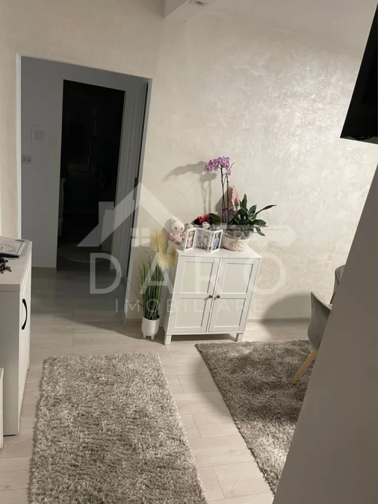 Apartament 2 camere Tudor - 🏡 Vând apartament 2 camere – decomandat, confort 1 – 54 mp, parter Daro Imobiliare vă propune spre vânzare un apartament cu 2 camere, situat la parterul unui bloc cu 4 etaje, într-o zonă liniștită și ușor accesibilă. ✨ Caracteristici principale: 🔹 Suprafață utilă: 54 mp 🔹 Compartimentare decomandată, confort 1 🔹 2 camere + baie + bucătărie + hol + cămară 🔹 Centrală termică proprie 🔹 Geamuri tripan 🔹 Parchet din lemn 🔹 Apartament îngrijit, bine întreținut 🔹 Ideal pentru locuință proprie sau investiție 📍 Zonă liniștită, aproape de magazine, stații de autobuz, școli și servicii. 📞 Pentru detalii și vizionări: 0759 765 512 🏢 Daro Imobiliare }}