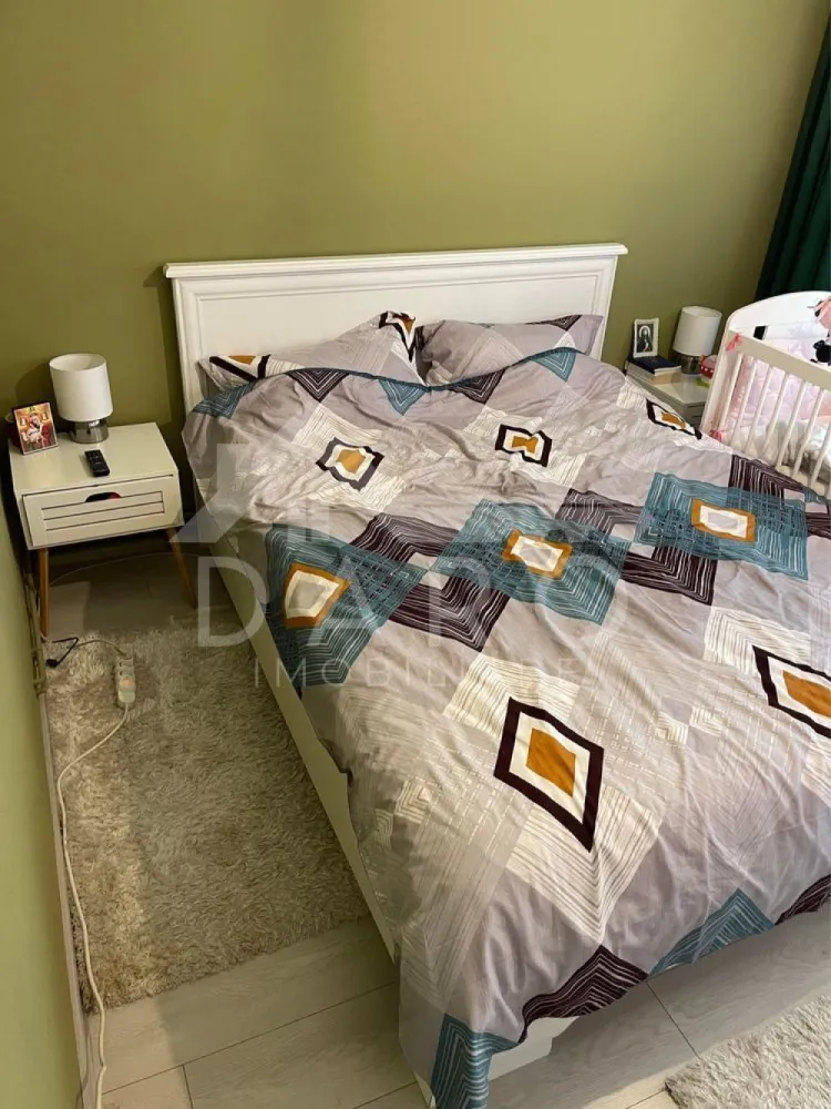 Apartament 2 camere Tudor - 🏡 Vând apartament 2 camere – decomandat, confort 1 – 54 mp, parter Daro Imobiliare vă propune spre vânzare un apartament cu 2 camere, situat la parterul unui bloc cu 4 etaje, într-o zonă liniștită și ușor accesibilă. ✨ Caracteristici principale: 🔹 Suprafață utilă: 54 mp 🔹 Compartimentare decomandată, confort 1 🔹 2 camere + baie + bucătărie + hol + cămară 🔹 Centrală termică proprie 🔹 Geamuri tripan 🔹 Parchet din lemn 🔹 Apartament îngrijit, bine întreținut 🔹 Ideal pentru locuință proprie sau investiție 📍 Zonă liniștită, aproape de magazine, stații de autobuz, școli și servicii. 📞 Pentru detalii și vizionări: 0759 765 512 🏢 Daro Imobiliare }}