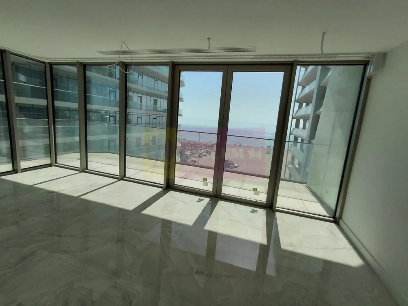 Apartament de lux 3 camere 2025, in Mamaia Nord-vedere la Marea Neagra - Va oferim spre vanzare apartamente de 3 camere cu vedere la Marea Neagra in Mamaia Nord, intr-un bloc nou 2024 P+12 la cheie ultralux, blocul fiind terminat si finisat, pregatit gata de locuit.
Incalzirea fiecarui apartament se face cu Pompa de Caldura la curent, incalzire in pardoseala, aeroconvectoare pentru climatizare, este prevazut cu 3 grupuri sanitare cu cabine de dus. Bucataria este open in living.
Scara blocului are doua lifturi moderne si o intrare imperiala cu candelabre superbe.
Suplimentar locuri de parcare la mezanin si etajul I.
Blocul are piscina exterioara si doua sali de fitness gratuite pentru rezidentii blocului. 
La intrarea in complex este bariera cu telecomanda.
Pretul este purtator de TVA si se calculeaza la suprafata construita.
Pentru detalii suplimentare si vizionari contactati agentul Dona Camelia 0733683461.