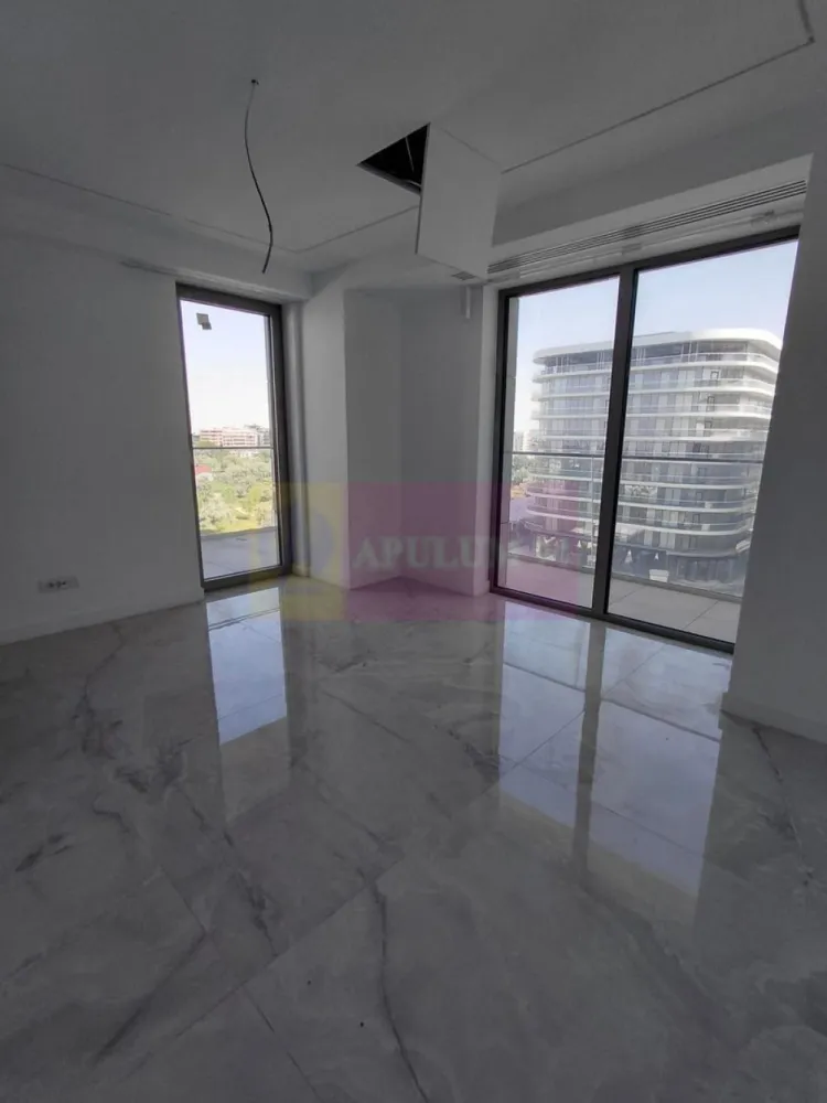 Apartament de lux 3 camere 2025, in Mamaia Nord-vedere la Marea Neagra - Va oferim spre vanzare apartamente de 3 camere cu vedere la Marea Neagra in Mamaia Nord, intr-un bloc nou 2024 P+12 la cheie ultralux, blocul fiind terminat si finisat, pregatit gata de locuit.
Incalzirea fiecarui apartament se face cu Pompa de Caldura la curent, incalzire in pardoseala, aeroconvectoare pentru climatizare, este prevazut cu 3 grupuri sanitare cu cabine de dus. Bucataria este open in living.
Scara blocului are doua lifturi moderne si o intrare imperiala cu candelabre superbe.
Suplimentar locuri de parcare la mezanin si etajul I.
Blocul are piscina exterioara si doua sali de fitness gratuite pentru rezidentii blocului. 
La intrarea in complex este bariera cu telecomanda.
Pretul este purtator de TVA si se calculeaza la suprafata construita.
Pentru detalii suplimentare si vizionari contactati agentul Dona Camelia 0733683461.