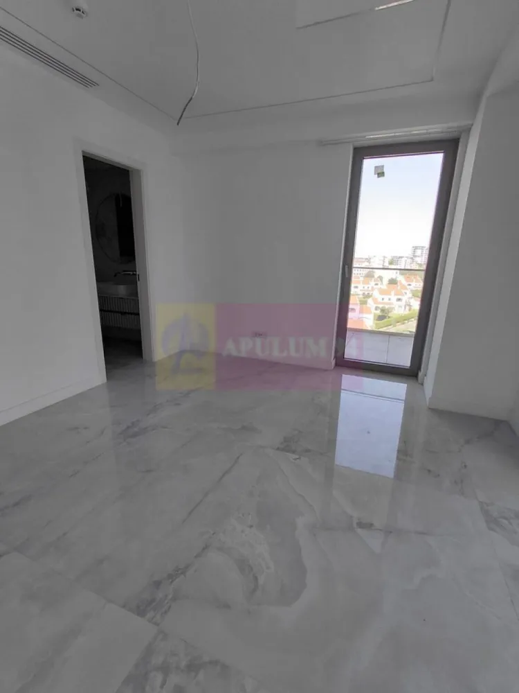 Apartament de lux 3 camere 2025, in Mamaia Nord-vedere la Marea Neagra - Va oferim spre vanzare apartamente de 3 camere cu vedere la Marea Neagra in Mamaia Nord, intr-un bloc nou 2024 P+12 la cheie ultralux, blocul fiind terminat si finisat, pregatit gata de locuit.
Incalzirea fiecarui apartament se face cu Pompa de Caldura la curent, incalzire in pardoseala, aeroconvectoare pentru climatizare, este prevazut cu 3 grupuri sanitare cu cabine de dus. Bucataria este open in living.
Scara blocului are doua lifturi moderne si o intrare imperiala cu candelabre superbe.
Suplimentar locuri de parcare la mezanin si etajul I.
Blocul are piscina exterioara si doua sali de fitness gratuite pentru rezidentii blocului. 
La intrarea in complex este bariera cu telecomanda.
Pretul este purtator de TVA si se calculeaza la suprafata construita.
Pentru detalii suplimentare si vizionari contactati agentul Dona Camelia 0733683461.