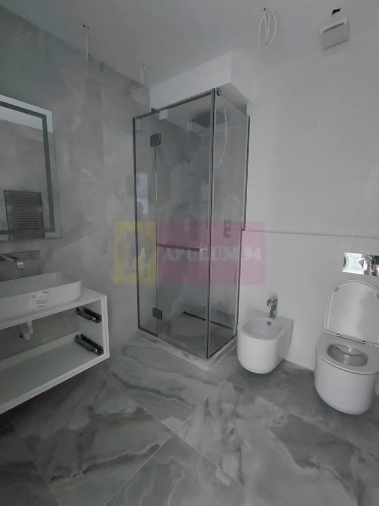 Apartament de lux 3 camere 2025, in Mamaia Nord-vedere la Marea Neagra - Va oferim spre vanzare apartamente de 3 camere cu vedere la Marea Neagra in Mamaia Nord, intr-un bloc nou 2024 P+12 la cheie ultralux, blocul fiind terminat si finisat, pregatit gata de locuit.
Incalzirea fiecarui apartament se face cu Pompa de Caldura la curent, incalzire in pardoseala, aeroconvectoare pentru climatizare, este prevazut cu 3 grupuri sanitare cu cabine de dus. Bucataria este open in living.
Scara blocului are doua lifturi moderne si o intrare imperiala cu candelabre superbe.
Suplimentar locuri de parcare la mezanin si etajul I.
Blocul are piscina exterioara si doua sali de fitness gratuite pentru rezidentii blocului. 
La intrarea in complex este bariera cu telecomanda.
Pretul este purtator de TVA si se calculeaza la suprafata construita.
Pentru detalii suplimentare si vizionari contactati agentul Dona Camelia 0733683461.