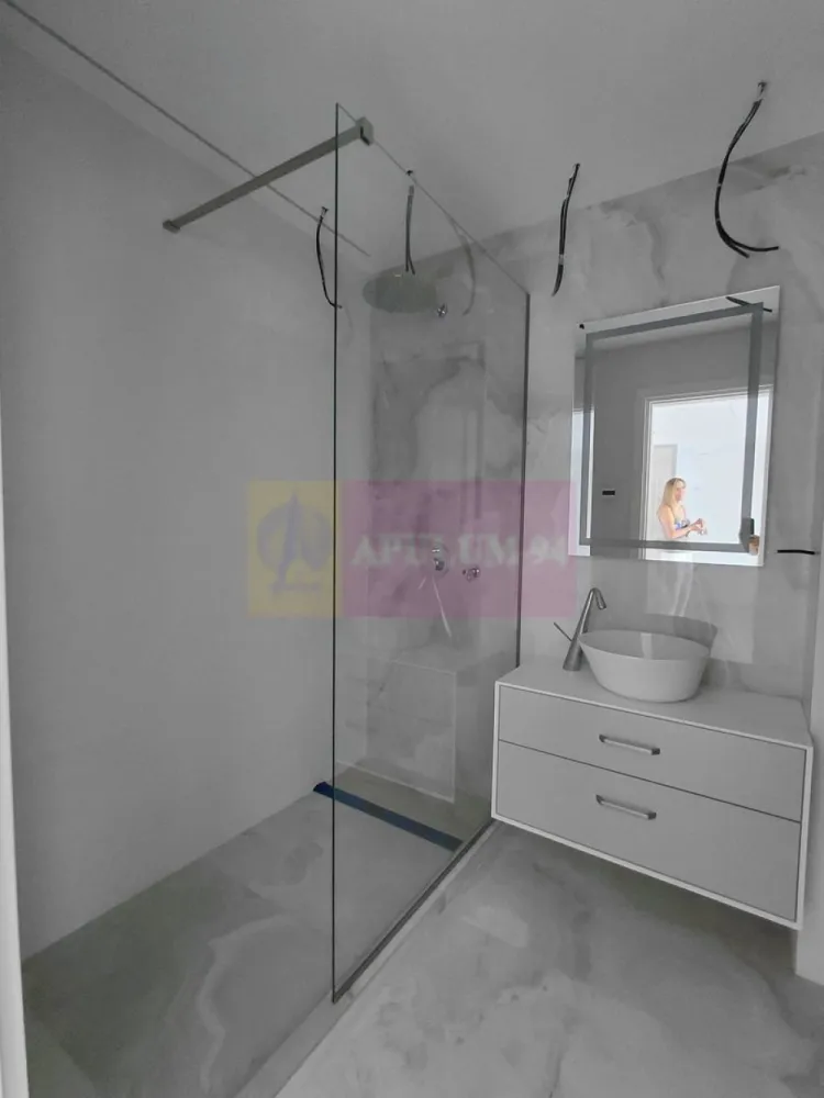Apartament de lux 3 camere 2025, in Mamaia Nord-vedere la Marea Neagra - Va oferim spre vanzare apartamente de 3 camere cu vedere la Marea Neagra in Mamaia Nord, intr-un bloc nou 2024 P+12 la cheie ultralux, blocul fiind terminat si finisat, pregatit gata de locuit.
Incalzirea fiecarui apartament se face cu Pompa de Caldura la curent, incalzire in pardoseala, aeroconvectoare pentru climatizare, este prevazut cu 3 grupuri sanitare cu cabine de dus. Bucataria este open in living.
Scara blocului are doua lifturi moderne si o intrare imperiala cu candelabre superbe.
Suplimentar locuri de parcare la mezanin si etajul I.
Blocul are piscina exterioara si doua sali de fitness gratuite pentru rezidentii blocului. 
La intrarea in complex este bariera cu telecomanda.
Pretul este purtator de TVA si se calculeaza la suprafata construita.
Pentru detalii suplimentare si vizionari contactati agentul Dona Camelia 0733683461.