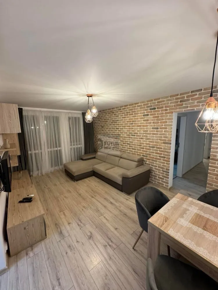 Apartament 3 camere si 2 locuri parcare in Titan langa metrou si parc - Se închiriază începând cu 1 martie un apartament de 3 camere, 70mp, situat la etajul al treilea al unui bloc de 4 etaje, reabilitat termic, cu interfon si sistem de supraveghere video, aflat în Cartierul Titan, la nici 5 minute de mers pe jos de parcul IOR și metroul Titan, fix lângă parcul Constantin Brâncuși într-o zonă verde si liniștită. Apartamentul a fost renovat integral, totul a fost schimbat, inclusiv instalația termică, sanitară și electrică. Are centrală termică proprie ce poate fi setată de la distanță prin wifi. Apartamentul este complet mobilat (mobila din birou urmează să fie schimbată cu una nouă), are multiple spații de depozitare și este utilat cu toate electrocasnicele necesare precum frigider, plită cu inducție, cuptor electric, cuptor cu microunde, mașină de spălat vase, mașină de spălat rufe, tv, aspirator, congelator și aer condiționat ce poate fi comandat de la distanță prin wifi. Balconul este închis, izolat, foarte spațios și poate fi folosit pe post de stațiu de relaxare, lectură sau chiar ca și un al doilea birou (o măsuță și 2 scaune de terasă urmează să completeze spațiul). Apartamentul vine la pachet cu 2 locuri de parcare situate fix în fața blocului, costuri mici de întreținere și facturi la fel de mici, dar asta bineînțeles ca depinde și de consumul fiecăruia. Nu se fumează în apartament, dar dacă este cazul se poate fuma pe balcoanele dintre etaje sau ideal în afara blocului. Despre animăluțe putem discuta în privat, răspunsul depinzând de fiecare caz în parte, căci deși sunt iubitoare de animale, nu mi-aș dori ca apartamentul să fie deteriorat de acestea. Se închiriază cu contract declarat la ANAF pentru o perioadă de cel puțin 1 an, iar prețul de închiriere este de 800 EUR plus costurile lunare si o lună de chirie garanție. Acestea fiind spuse, dacă sunteți în căutarea unui loc pe care și voi să-l numiți acasă, vă aștept să îl vedeți, vă pot trimite și un video cu turul virtual pentru detalii, iar dacă aveți alte întrebări, vă răspund cu drag. #Titan #RasaritDeSoare #Apartament3Camere #InchirieriBucuresti #Sector3 #ApartamentDeInchiriat #HomeSweetHome #ImobiliareBucuresti #LangaMetrou #AuchanTitan #LocuintaDeVis }}