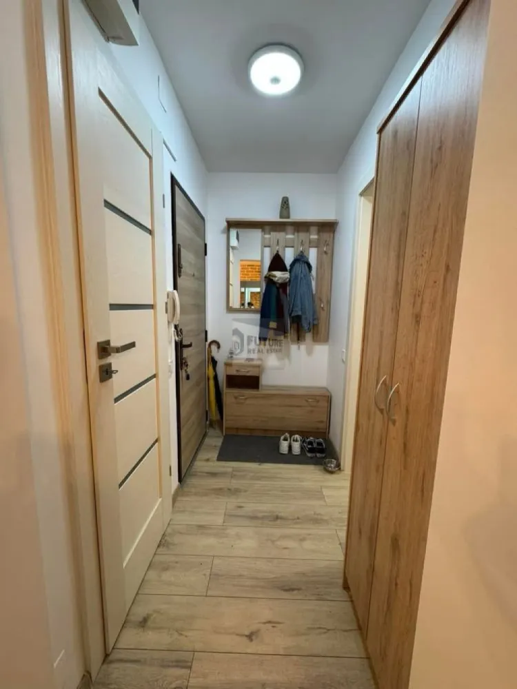 Apartament 3 camere si 2 locuri parcare in Titan langa metrou si parc - Se închiriază începând cu 1 martie un apartament de 3 camere, 70mp, situat la etajul al treilea al unui bloc de 4 etaje, reabilitat termic, cu interfon si sistem de supraveghere video, aflat în Cartierul Titan, la nici 5 minute de mers pe jos de parcul IOR și metroul Titan, fix lângă parcul Constantin Brâncuși într-o zonă verde si liniștită. Apartamentul a fost renovat integral, totul a fost schimbat, inclusiv instalația termică, sanitară și electrică. Are centrală termică proprie ce poate fi setată de la distanță prin wifi. Apartamentul este complet mobilat (mobila din birou urmează să fie schimbată cu una nouă), are multiple spații de depozitare și este utilat cu toate electrocasnicele necesare precum frigider, plită cu inducție, cuptor electric, cuptor cu microunde, mașină de spălat vase, mașină de spălat rufe, tv, aspirator, congelator și aer condiționat ce poate fi comandat de la distanță prin wifi. Balconul este închis, izolat, foarte spațios și poate fi folosit pe post de stațiu de relaxare, lectură sau chiar ca și un al doilea birou (o măsuță și 2 scaune de terasă urmează să completeze spațiul). Apartamentul vine la pachet cu 2 locuri de parcare situate fix în fața blocului, costuri mici de întreținere și facturi la fel de mici, dar asta bineînțeles ca depinde și de consumul fiecăruia. Nu se fumează în apartament, dar dacă este cazul se poate fuma pe balcoanele dintre etaje sau ideal în afara blocului. Despre animăluțe putem discuta în privat, răspunsul depinzând de fiecare caz în parte, căci deși sunt iubitoare de animale, nu mi-aș dori ca apartamentul să fie deteriorat de acestea. Se închiriază cu contract declarat la ANAF pentru o perioadă de cel puțin 1 an, iar prețul de închiriere este de 800 EUR plus costurile lunare si o lună de chirie garanție. Acestea fiind spuse, dacă sunteți în căutarea unui loc pe care și voi să-l numiți acasă, vă aștept să îl vedeți, vă pot trimite și un video cu turul virtual pentru detalii, iar dacă aveți alte întrebări, vă răspund cu drag. #Titan #RasaritDeSoare #Apartament3Camere #InchirieriBucuresti #Sector3 #ApartamentDeInchiriat #HomeSweetHome #ImobiliareBucuresti #LangaMetrou #AuchanTitan #LocuintaDeVis }}