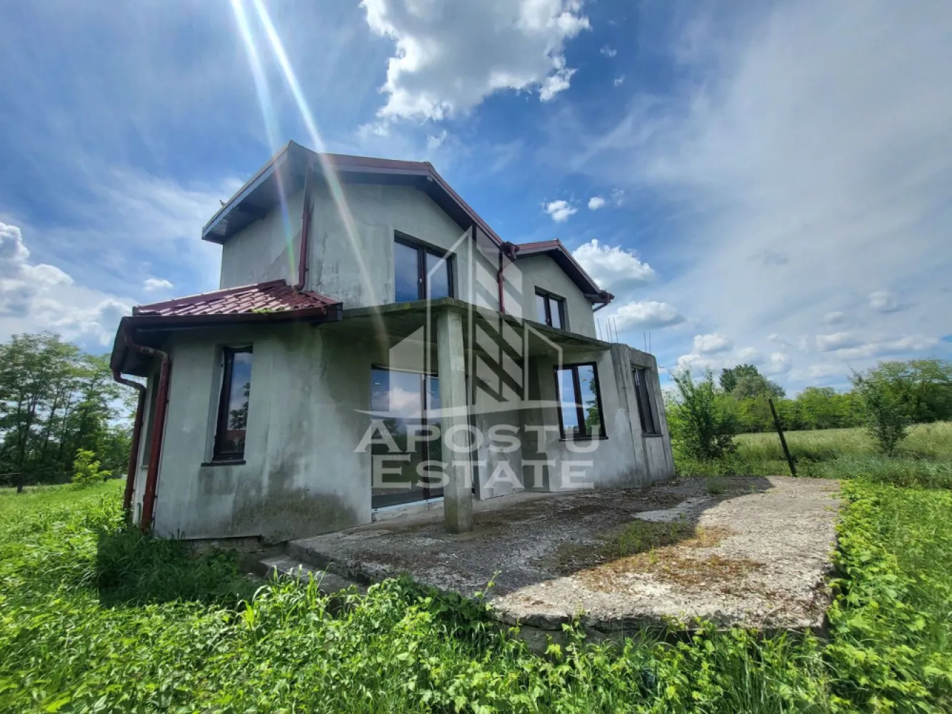 Casa individuala cu 8 camere si terase, teren generos, COMISION 0 - Apostu Estate va ofera spre vanzare o casa individuala, frumos proiectata si bine compartimentata. Se vinde in stadiul actual. Dispune de 8 camere si 2 bai. Construita integral din caramida, in judetul Timis, localitatea Jebel. 

La doar 10 minute fata de localitate Sag si 25 minute fata de Timisoara Shopping City. Departe de zgomotul orasului, de poluarea masiva si de cladirile mari, casa isi asteapta noii proprietari pentru a personaliza-o dupa bunul plac. Aflata in vatra satului, exista acces facil la punctele de interes principale precum market, parc si scoala, dar si la drumul national.

Teren generos de 2311.
Regim inaltime casa: Subsol + Parter + Mansarda.
Suprafata utila: 222 mp

Compartimentare subsol:
- pivnita, 12 mp
Compartimentare parter: 
- sala de sport
- vestibul
- birou 
- baie
- living
- bucatarie cu loc de luat masa
- terasa de 37 mp

Compartimentare mansarda: 
- dormitor
- baie
- dressing
- hol
- dormitor
- balcon de 15 mp
- hobby room
- dormitor
- balcon de 15 mp

Construcite integrala din caramida. Acoperis din tigla. Tamplarie PVC si geamuri termopan.
Strada asfaltata.
Utilitati: apa si curent. Canalizarea la strada, trebuie racordata.

Agentia imobiliara Apostu Estate va ofera consultanta bancara gratuita prin intermediul colaboratorilor nostri pentru alegerea celui mai potrivit tip de credit, astfel incat tu sa devi noul proprietar al acestui apartament.
Va asteptam cu drag la o vizionare.

ID intern: 14608.